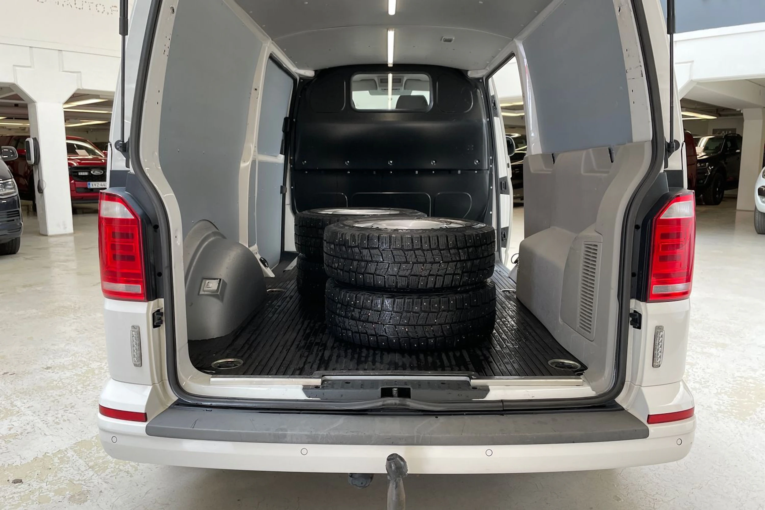 valkoinen Volkswagen Transporter 2017 kuva 22.