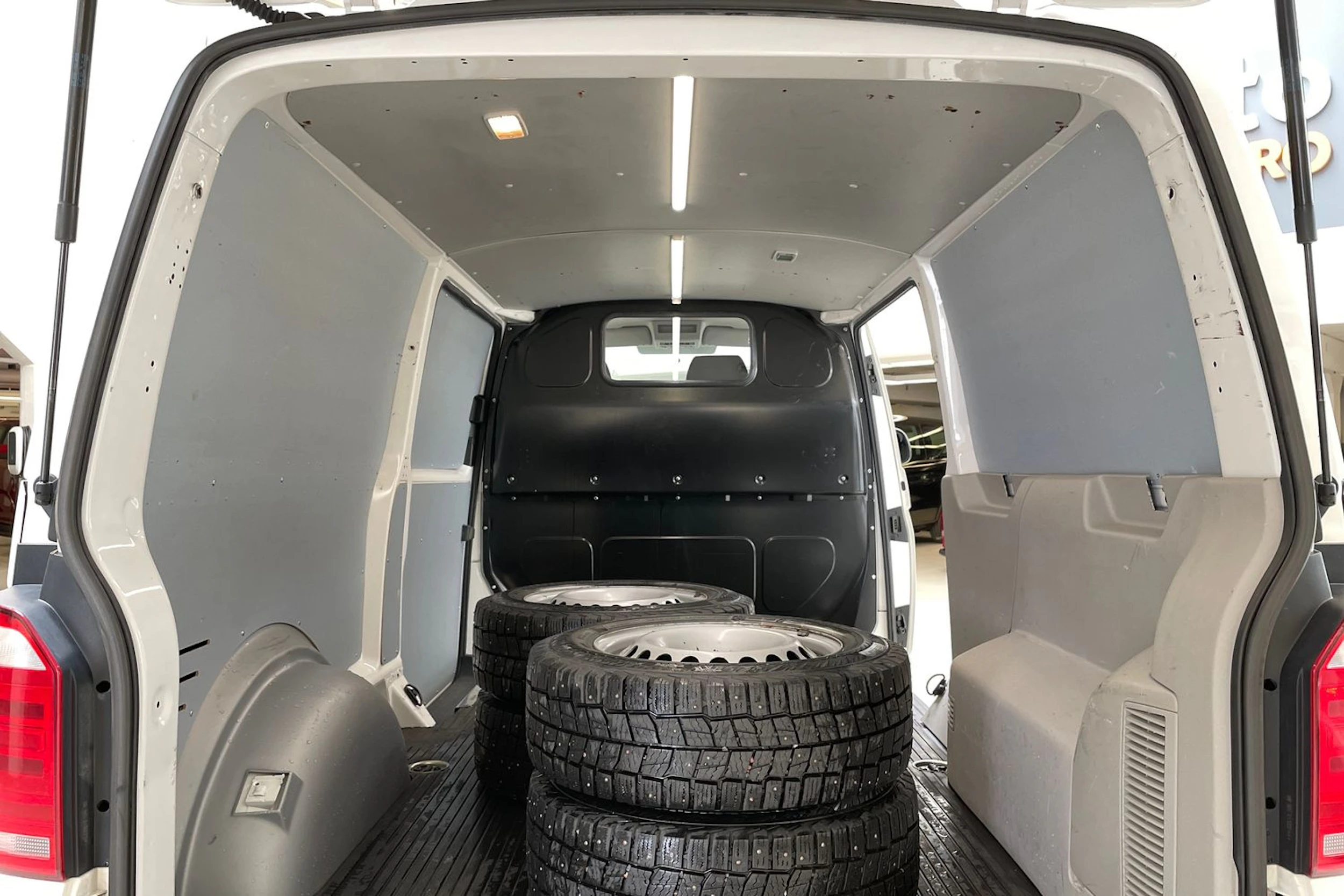valkoinen Volkswagen Transporter 2017 kuva 23.