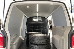 valkoinen Volkswagen Transporter 2017 kuva 23.