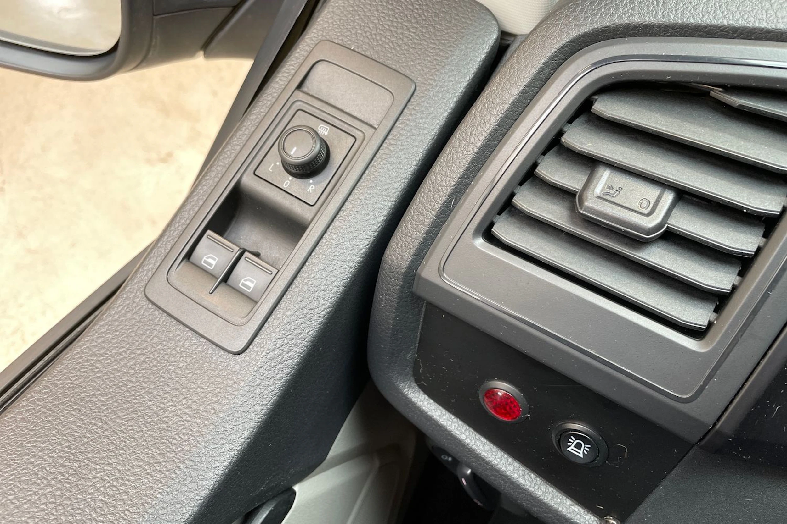 valkoinen Volkswagen Transporter 2017 kuva 28.