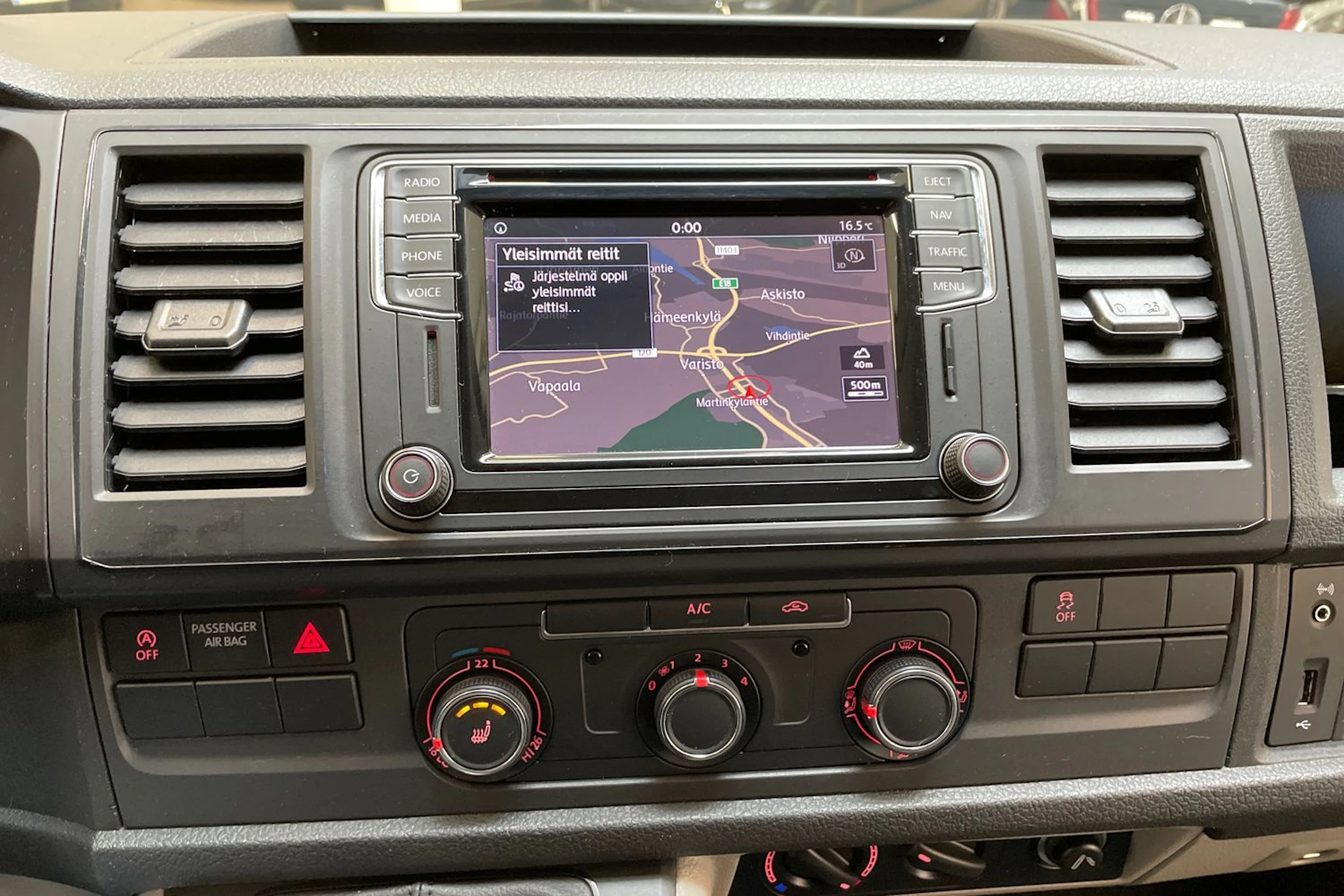 valkoinen Volkswagen Transporter 2017 kuva 30.