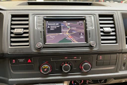 valkoinen Volkswagen Transporter 2017 kuva 30.