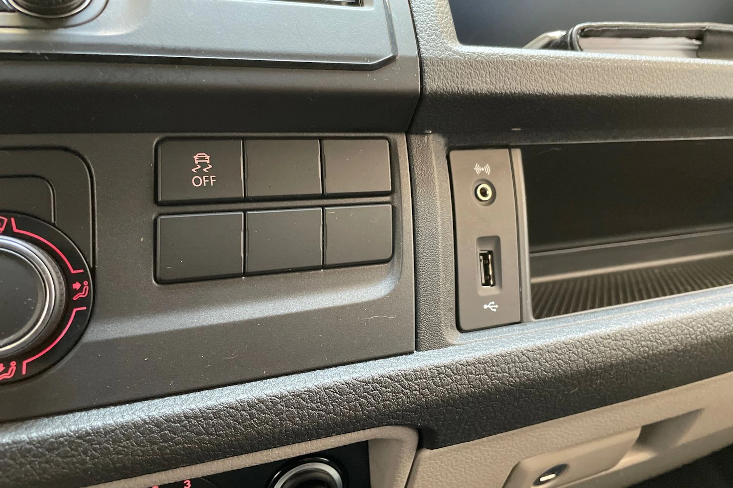 valkoinen Volkswagen Transporter 2017 kuva 34.