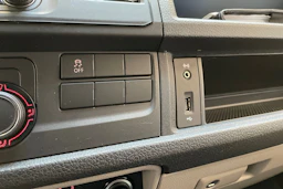 valkoinen Volkswagen Transporter 2017 kuva 34.