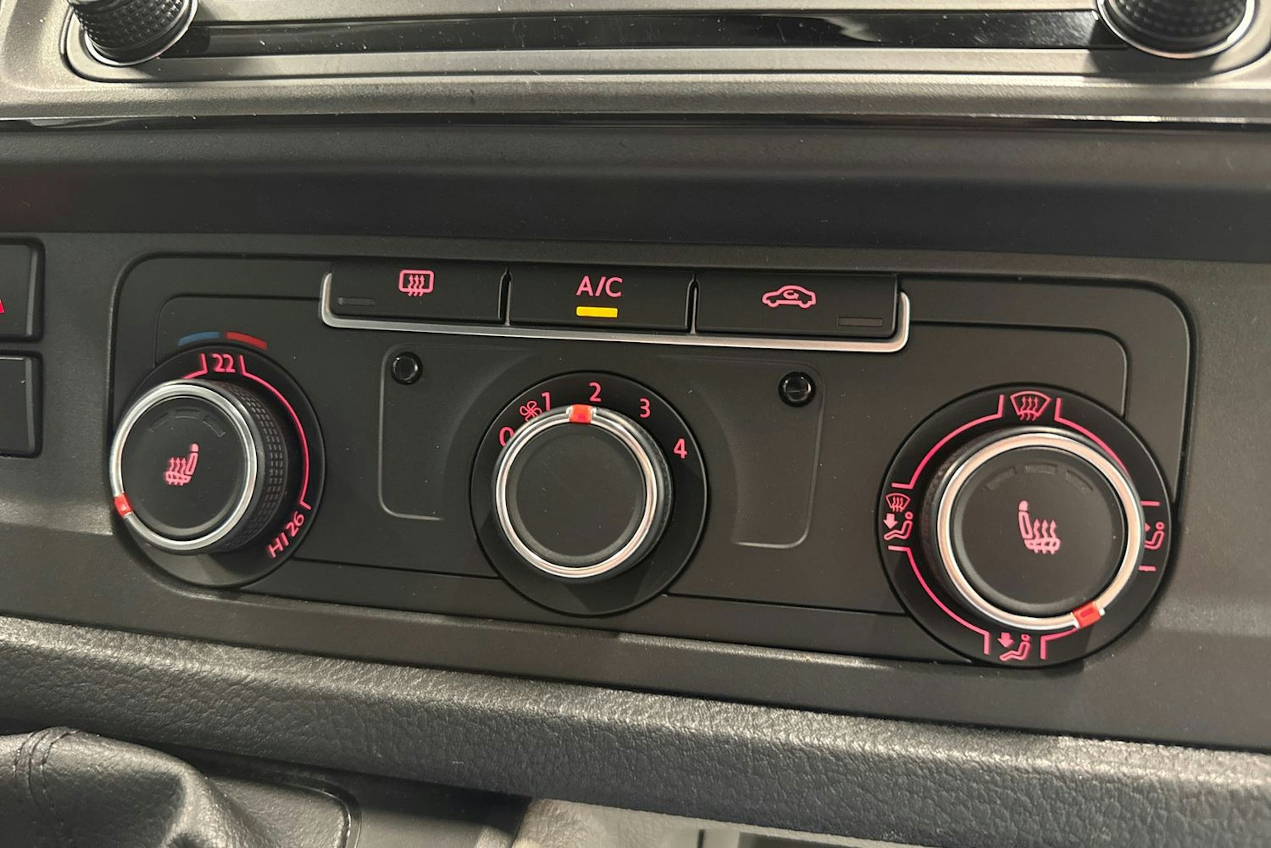 violetti Volkswagen Transporter 2017 kuva 17.