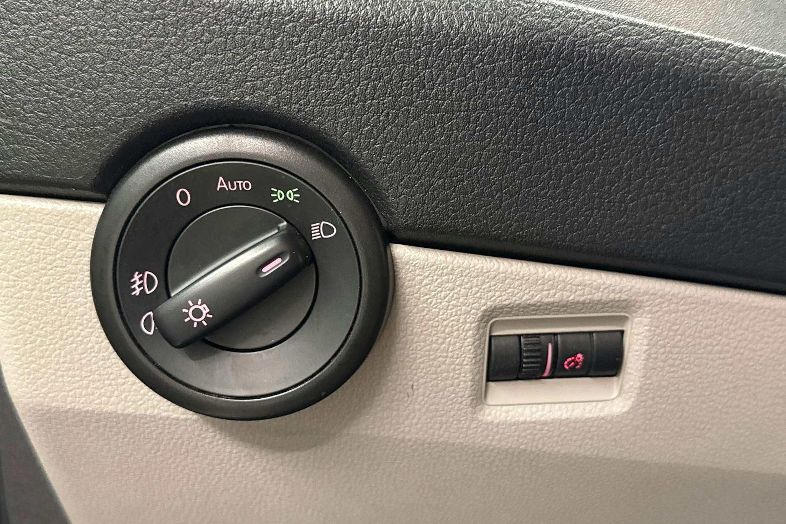 violetti Volkswagen Transporter 2017 kuva 20.