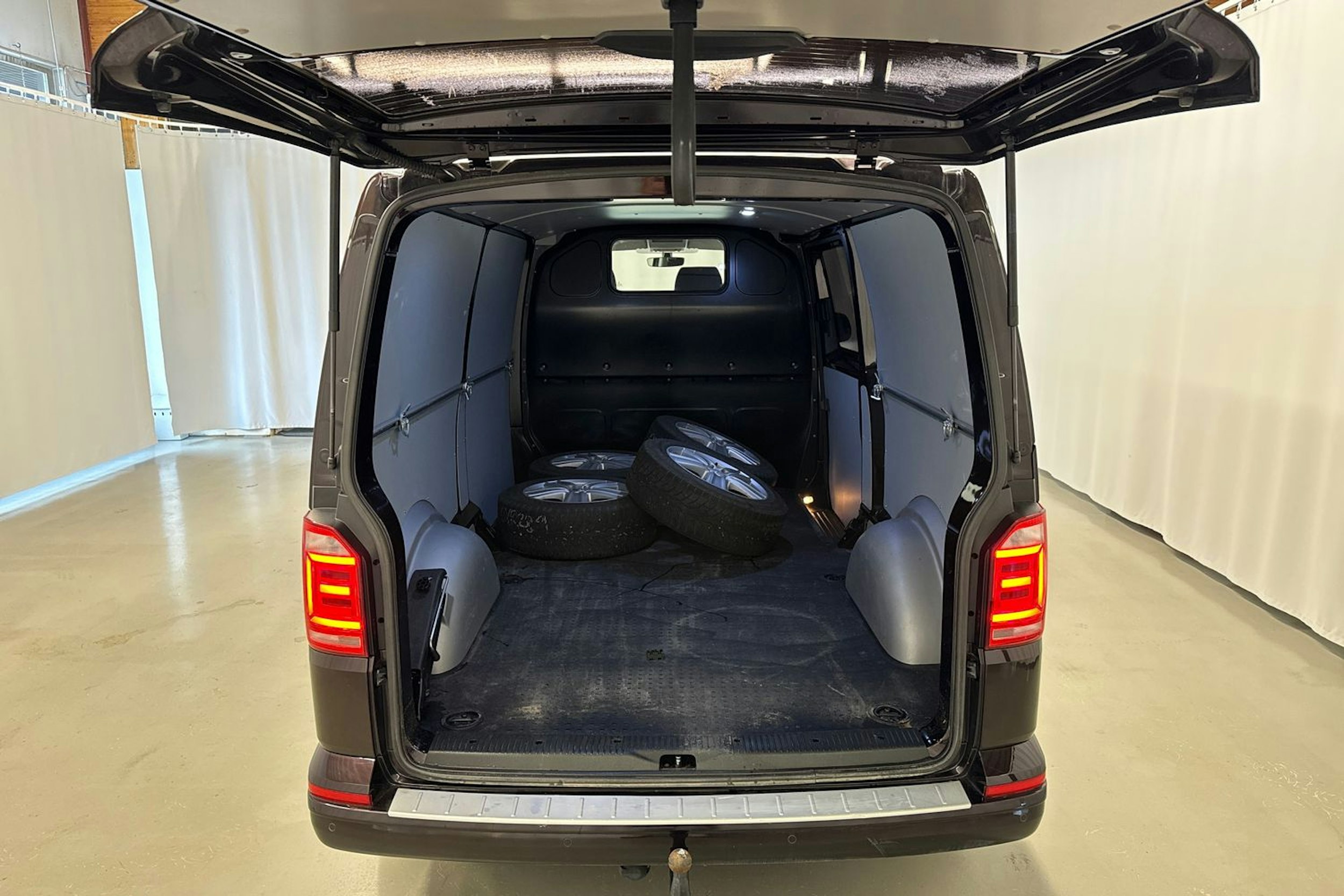 violetti Volkswagen Transporter 2017 kuva 22.