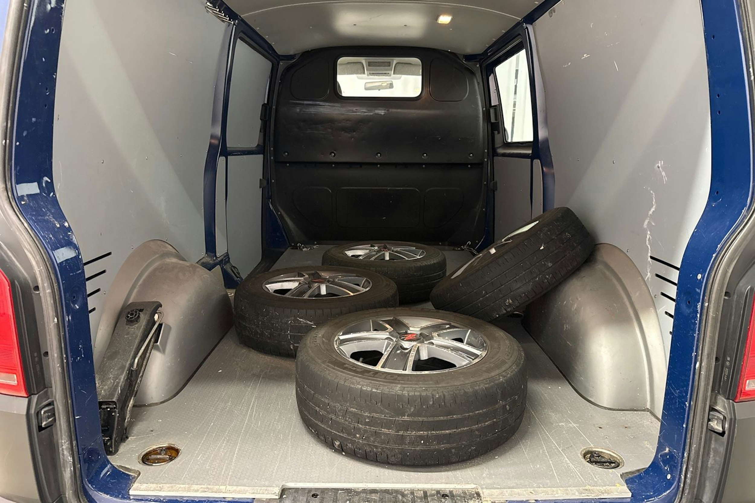 sininen Volkswagen Transporter 2017 kuva 22.