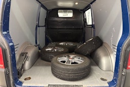 sininen Volkswagen Transporter 2017 kuva 22.
