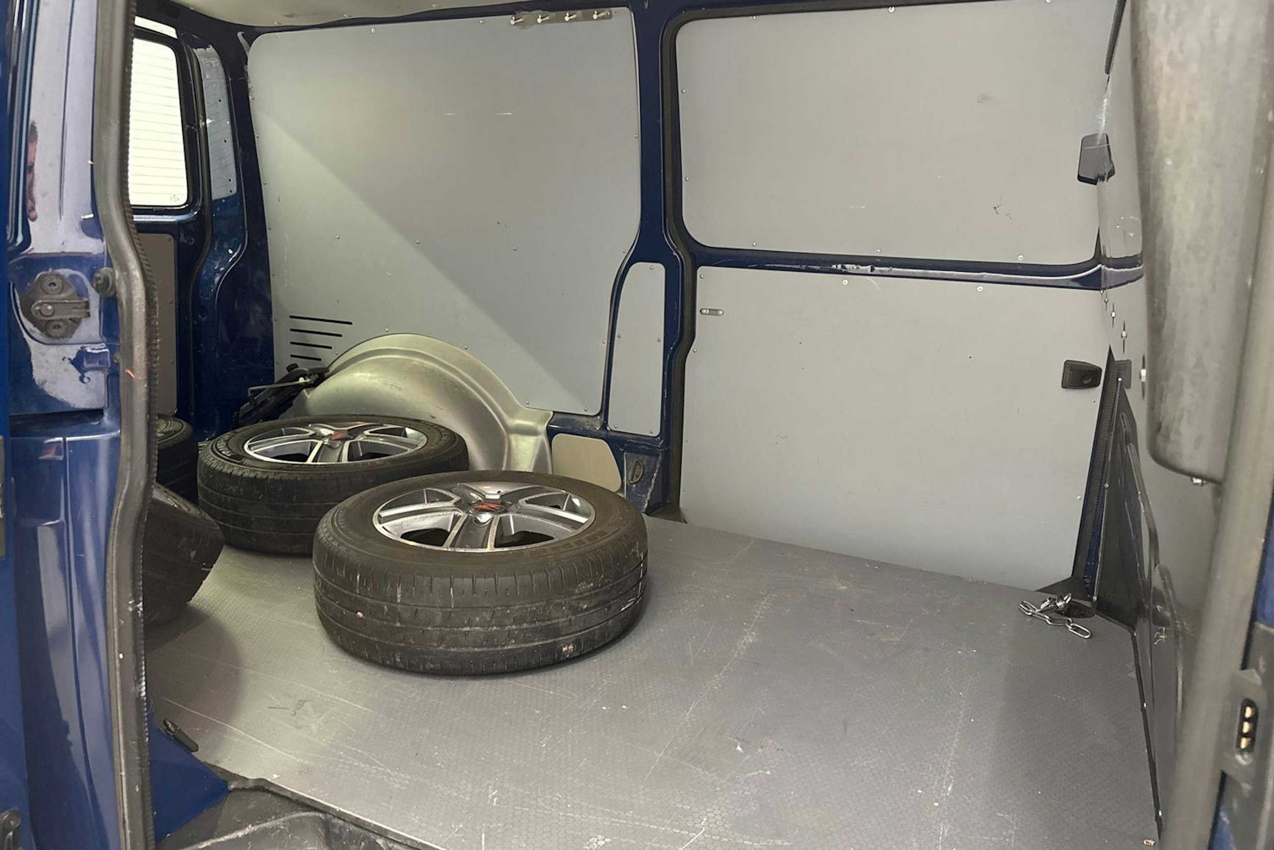 sininen Volkswagen Transporter 2017 kuva 23.