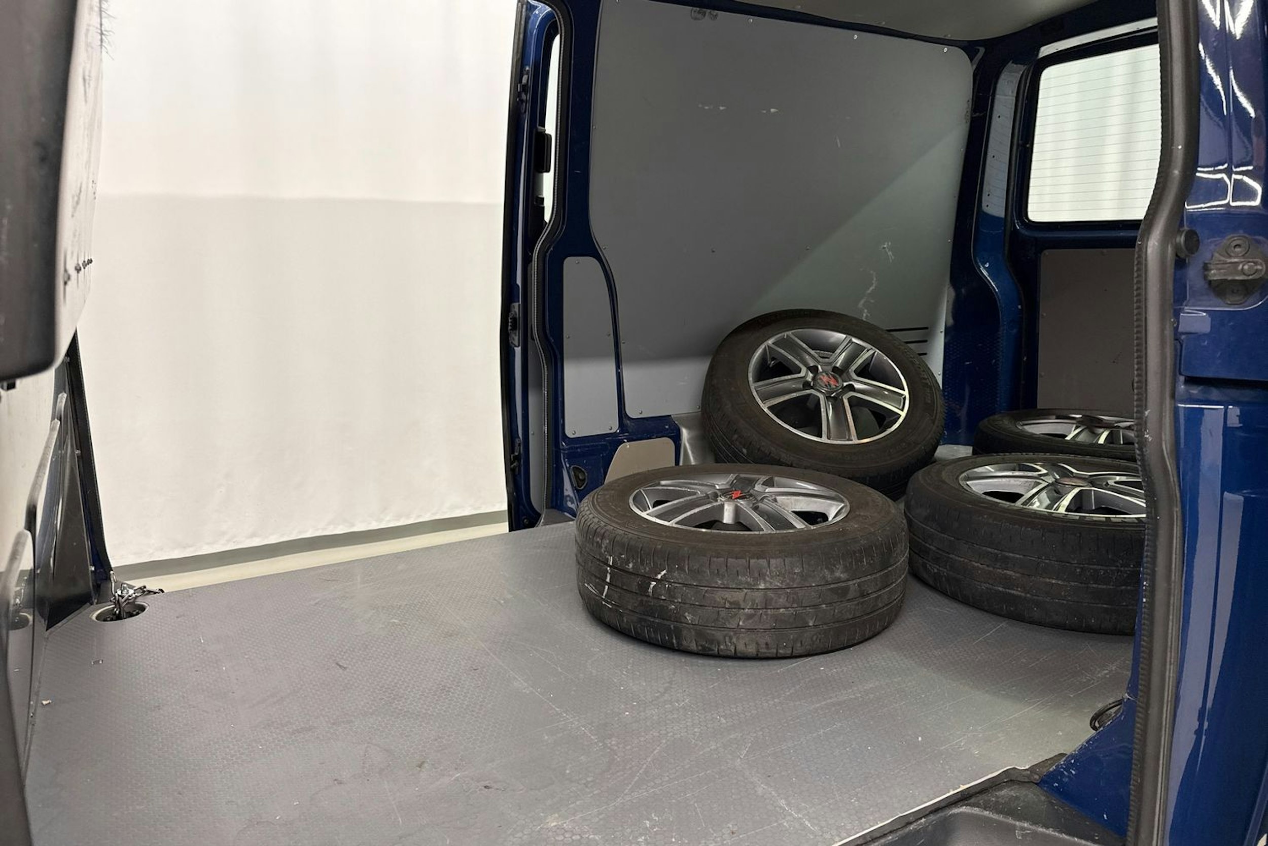 sininen Volkswagen Transporter 2017 kuva 24.