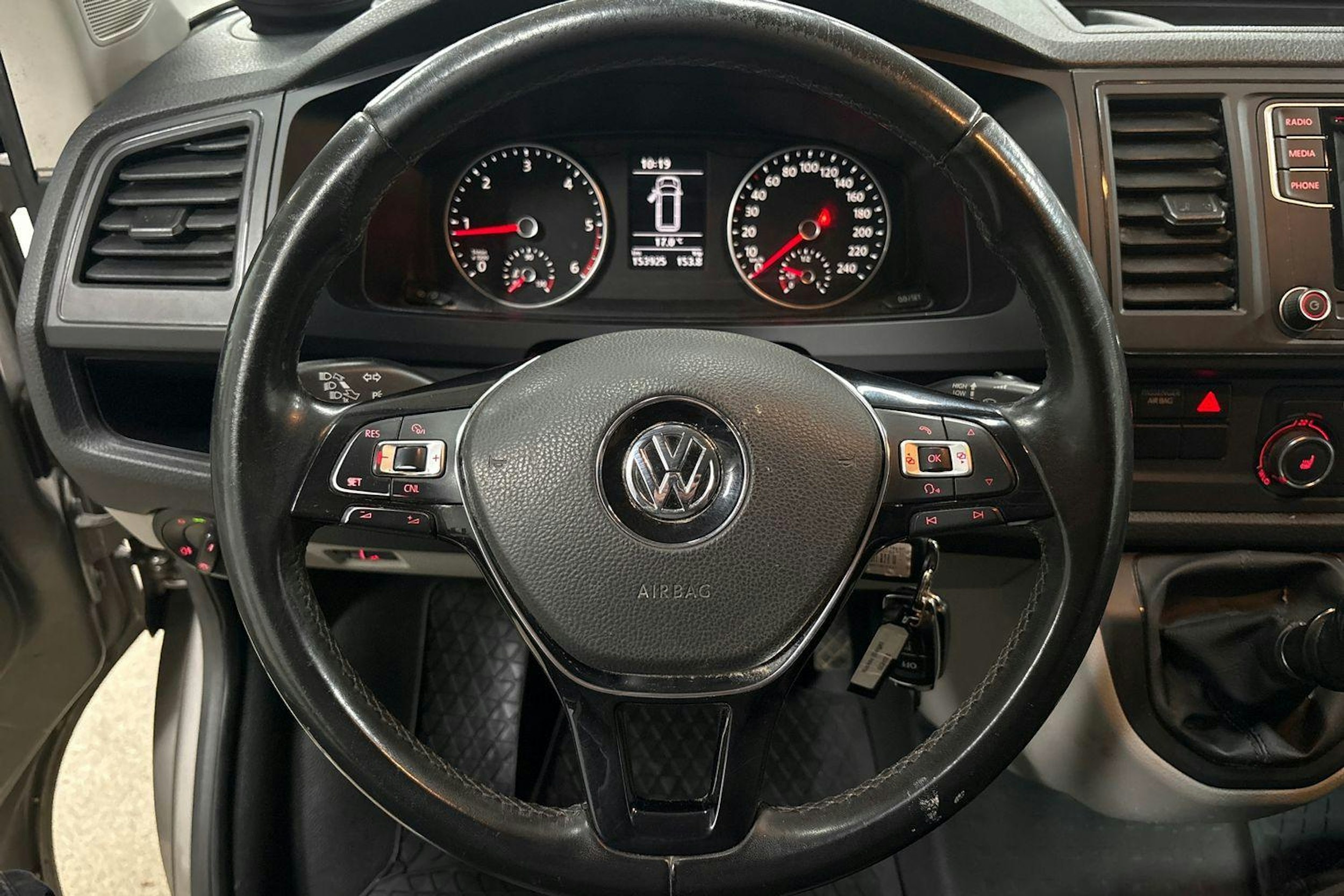 Ruskea (beige) Volkswagen TRANSPORTER 2017 kuva 9.