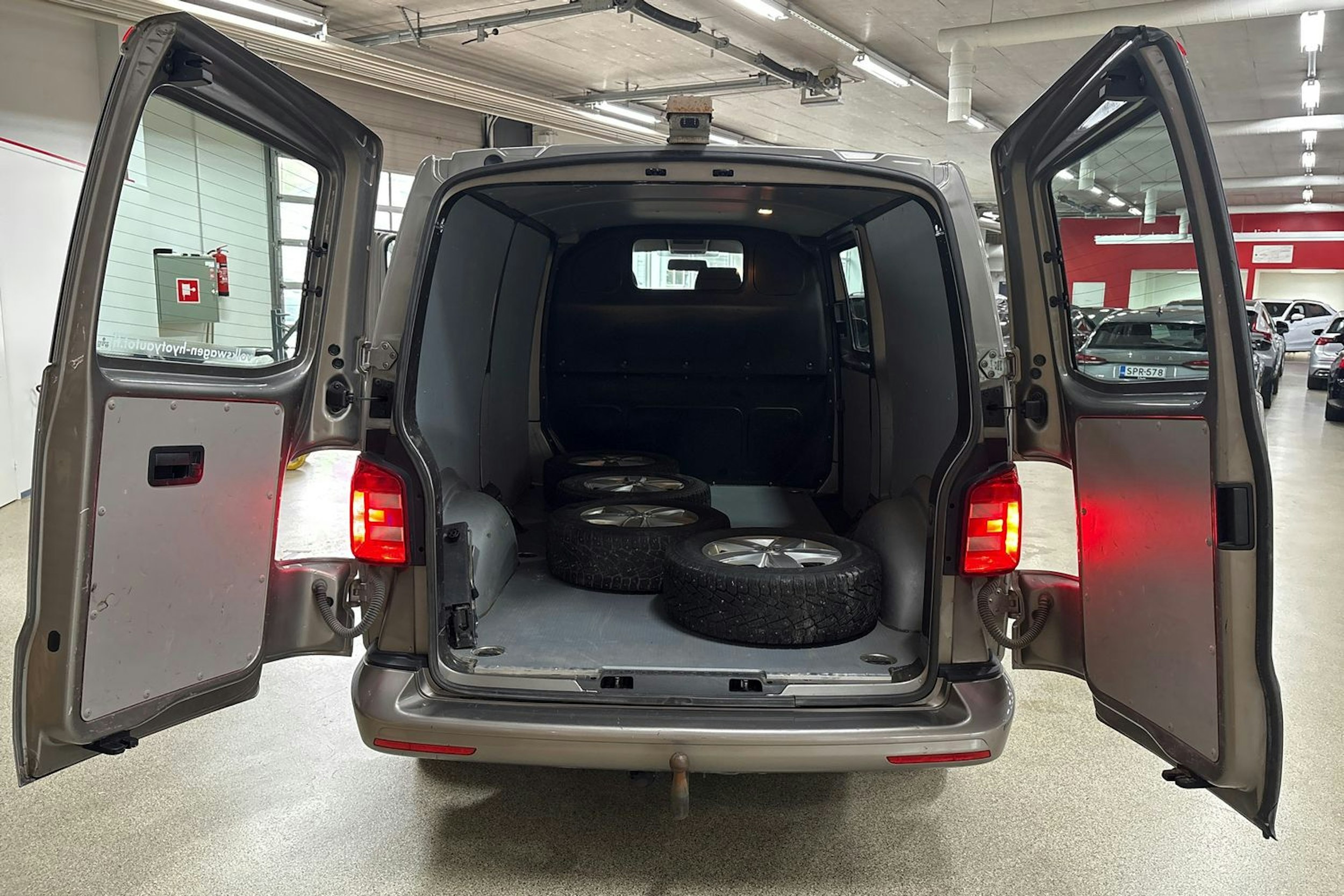 Ruskea (beige) Volkswagen TRANSPORTER 2017 kuva 18.