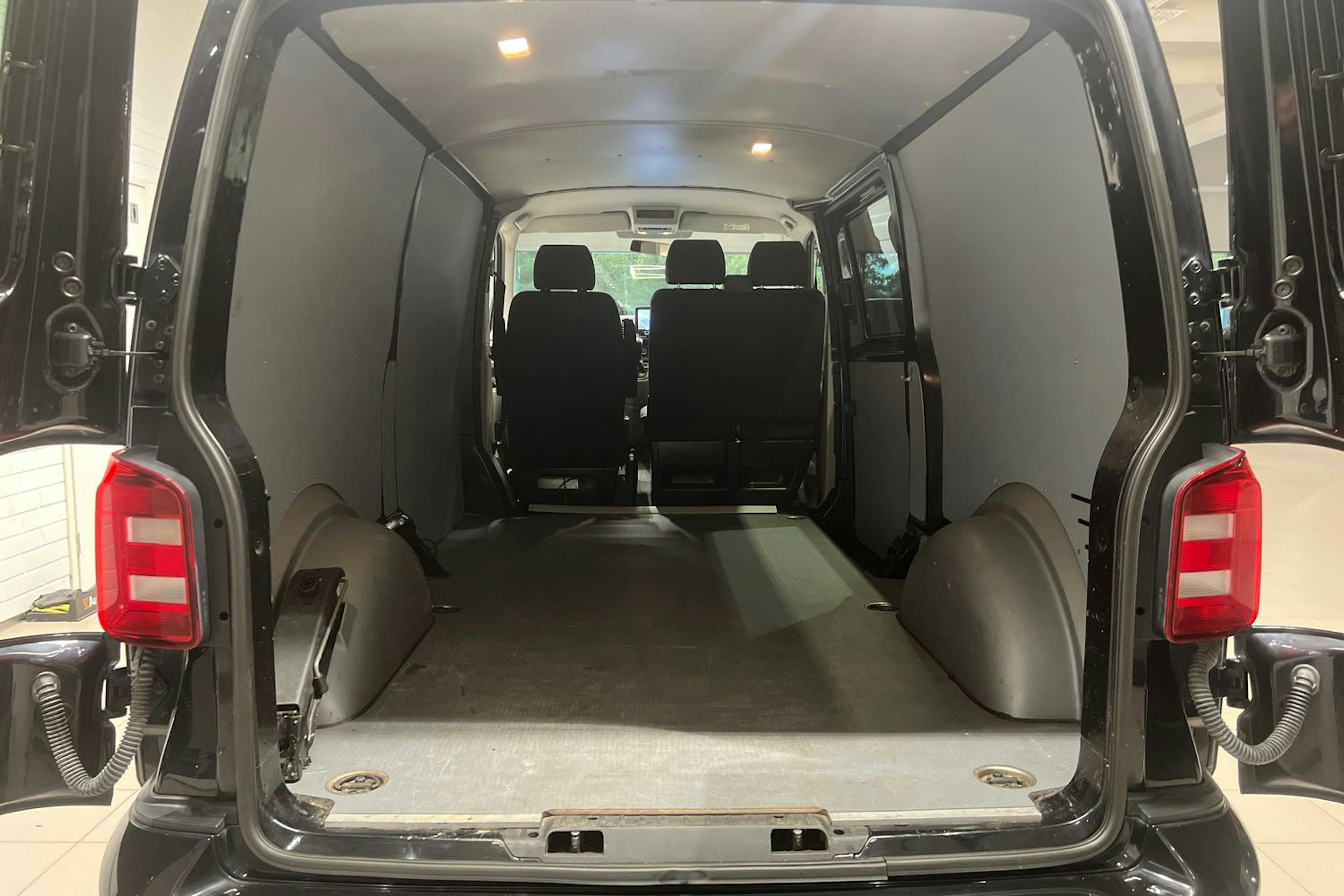 Musta Volkswagen TRANSPORTER 2017 kuva 20.