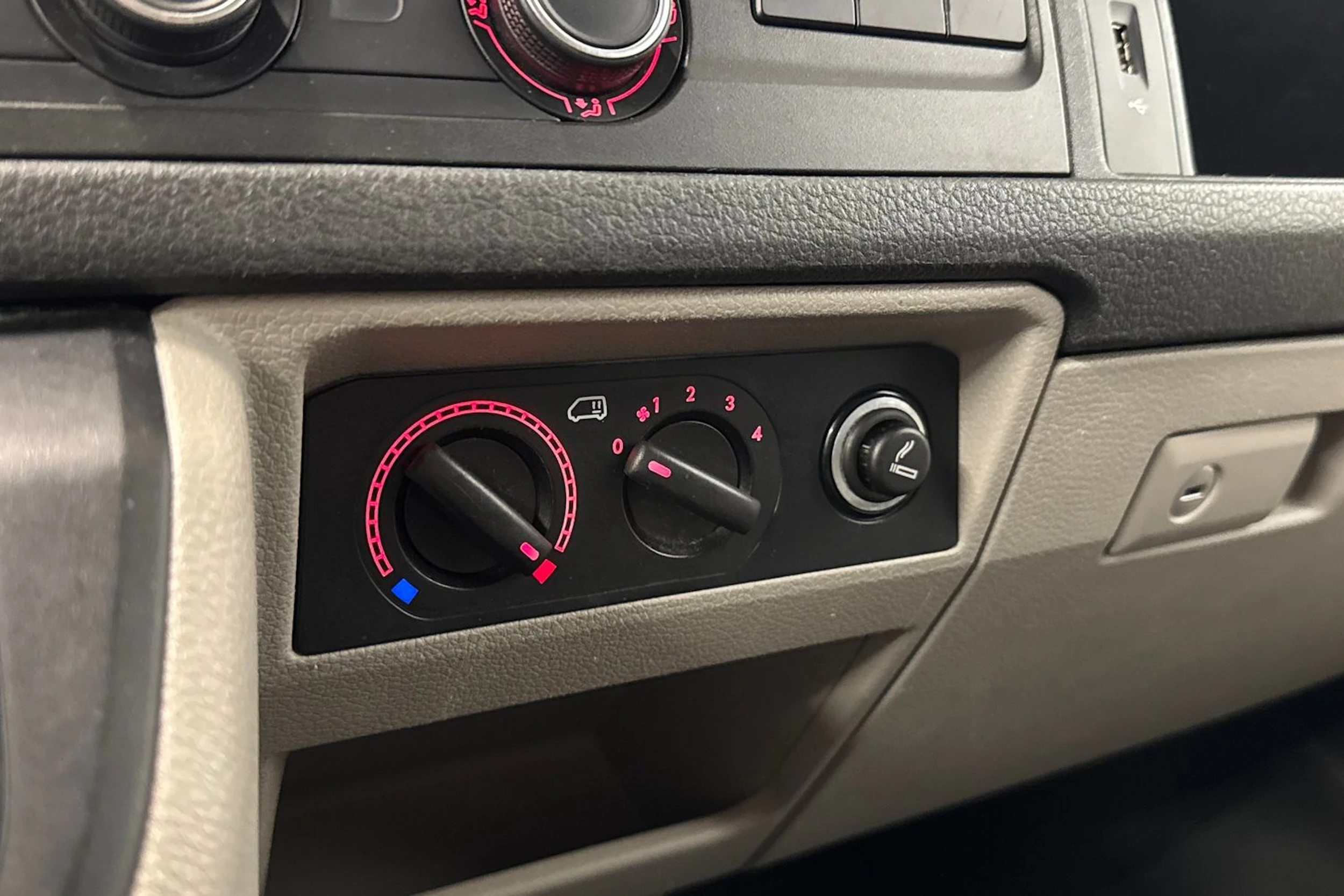 musta Volkswagen Transporter 2017 kuva 21.