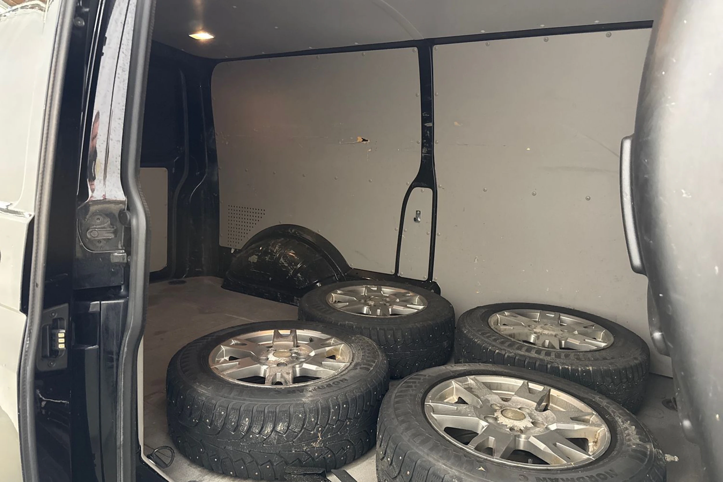 musta Volkswagen Transporter 2017 kuva 26.