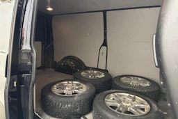 musta Volkswagen Transporter 2017 kuva 26.