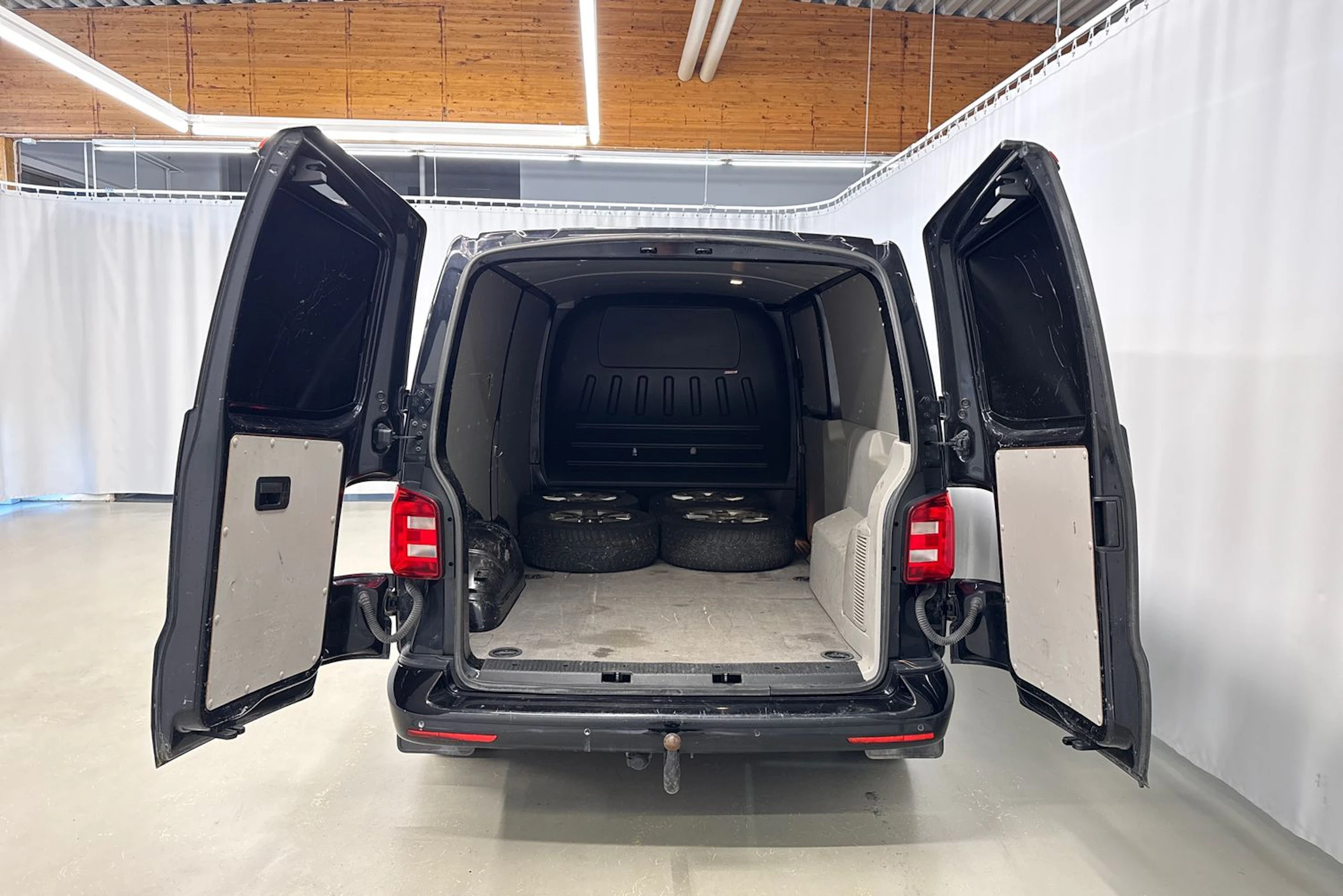 musta Volkswagen Transporter 2017 kuva 27.