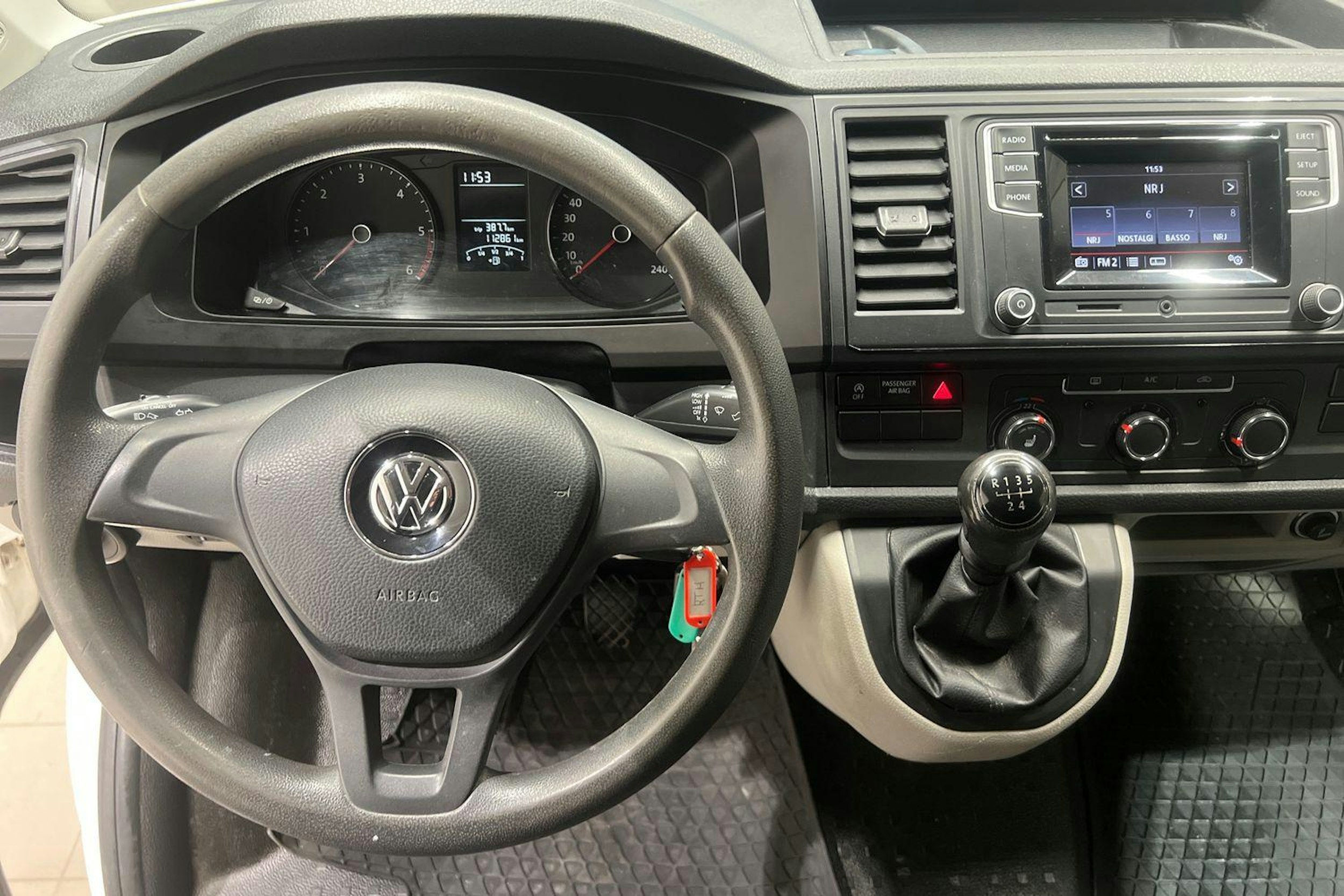 Valkoinen Volkswagen TRANSPORTER 2017 kuva 9.