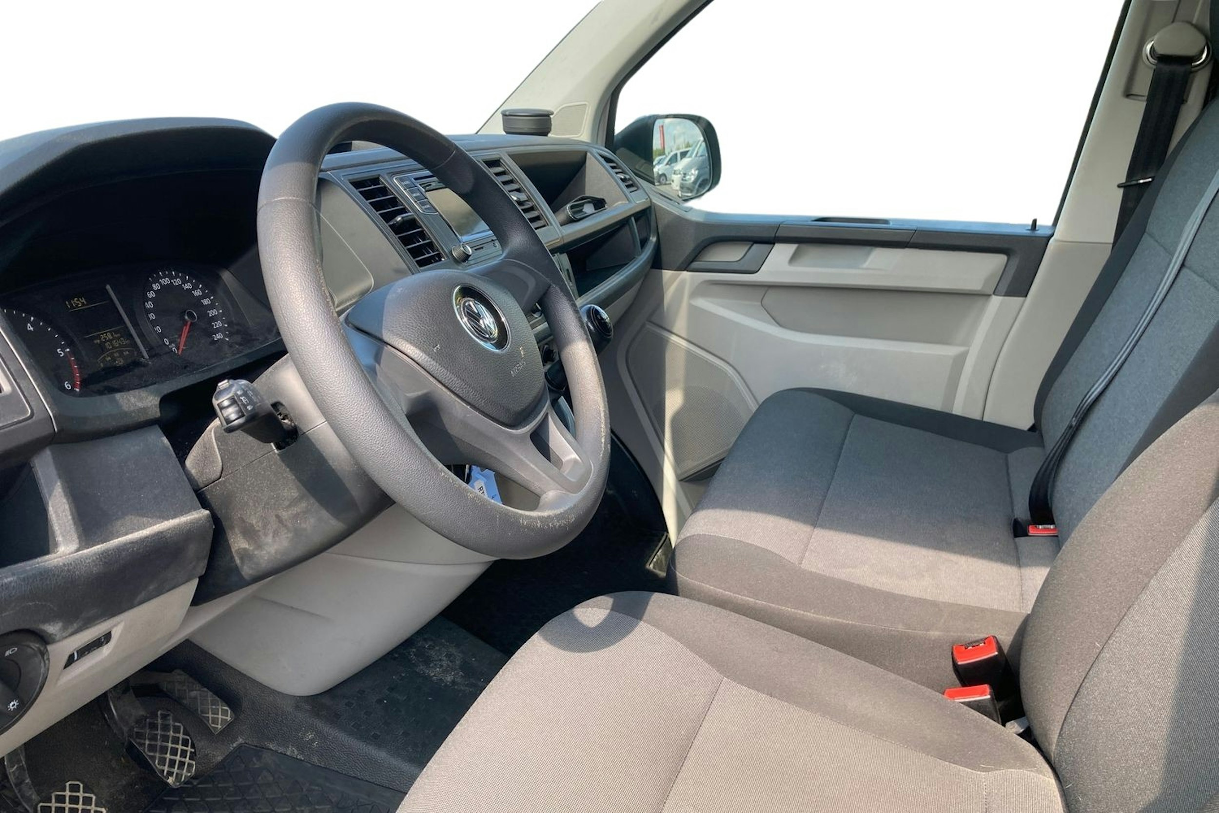 valkoinen Volkswagen Transporter 2017 kuva 3.