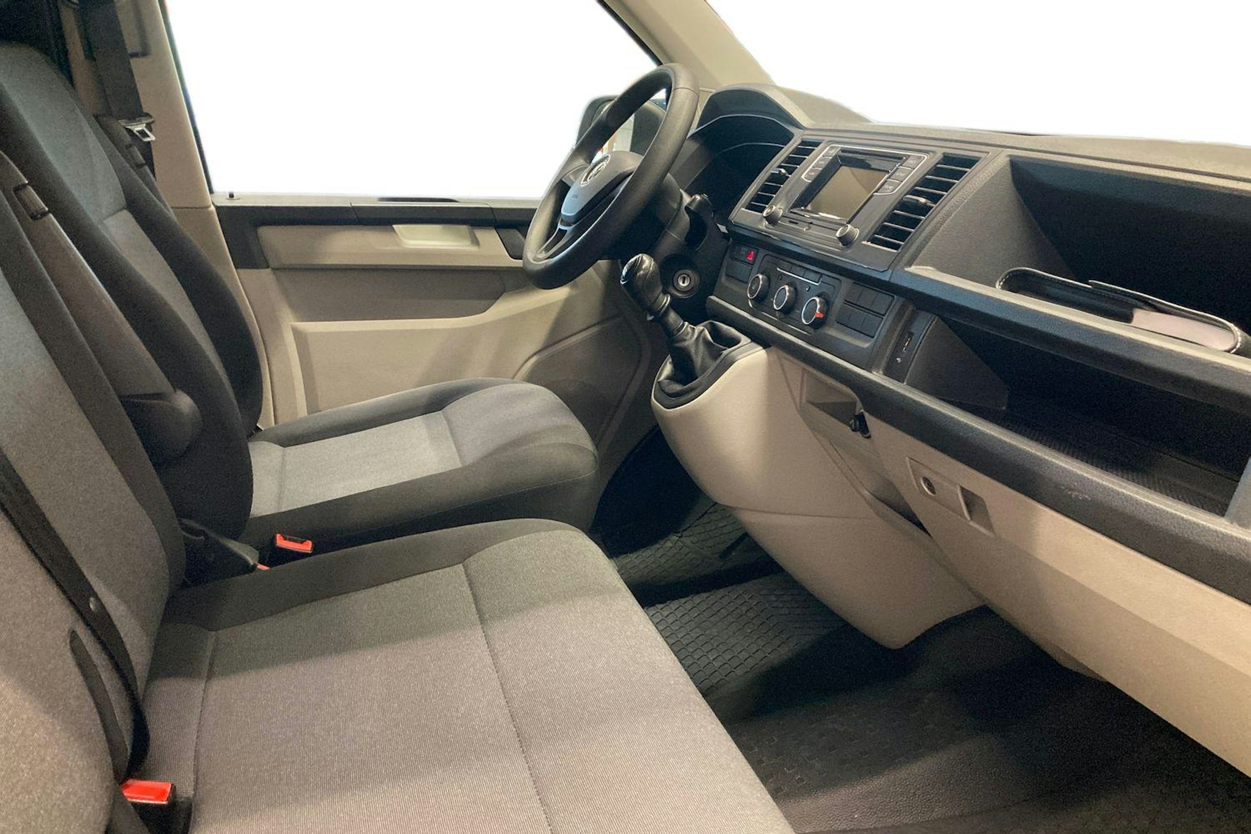 valkoinen Volkswagen Transporter 2017 kuva 10.