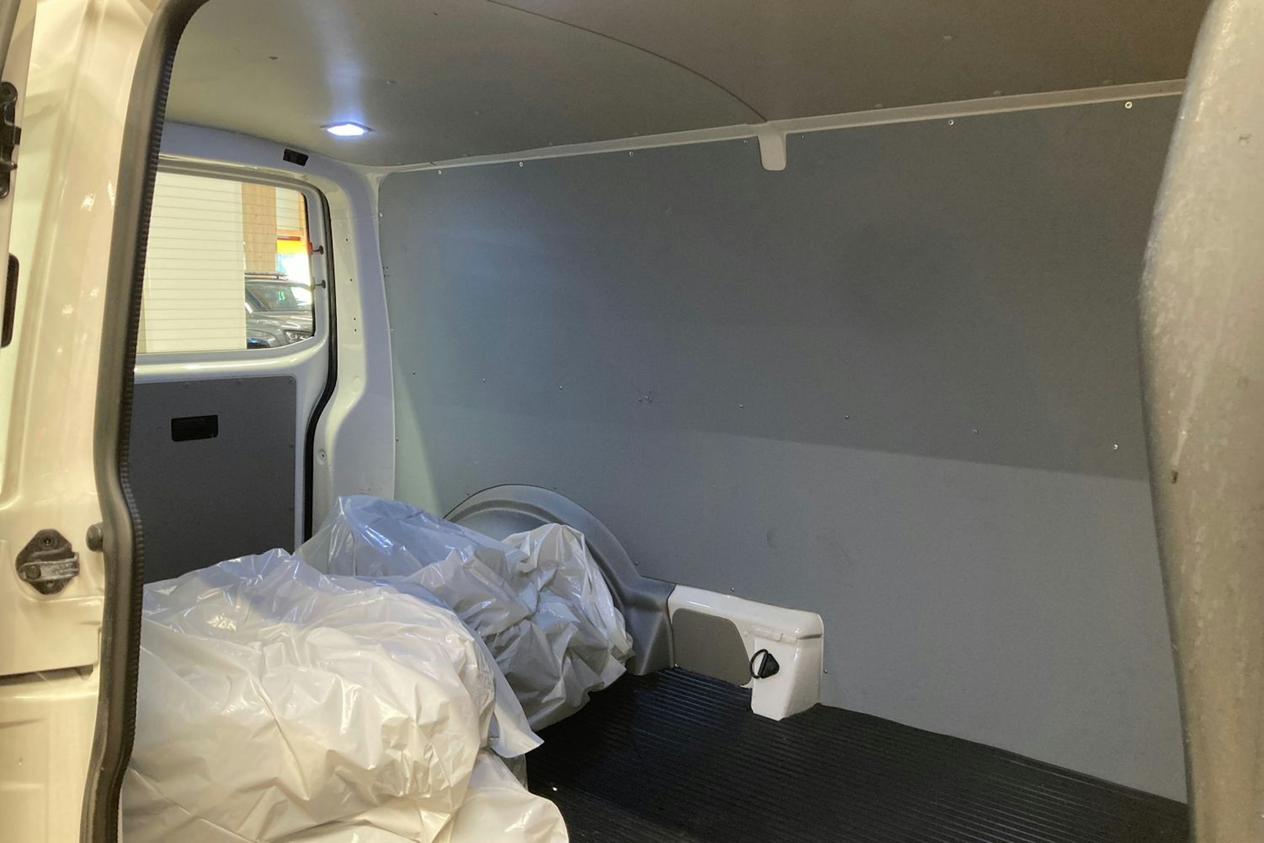 valkoinen Volkswagen Transporter 2017 kuva 13.