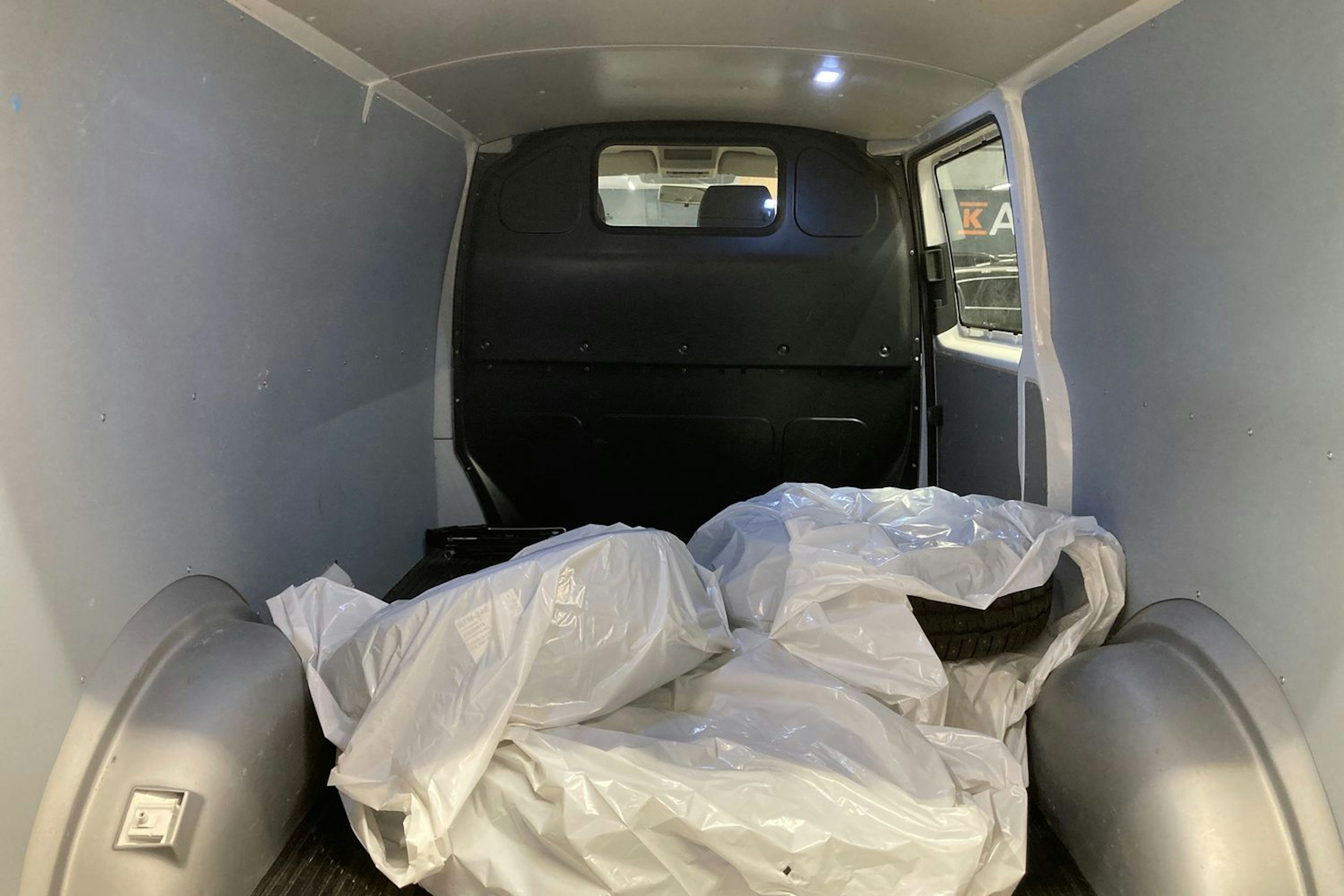valkoinen Volkswagen Transporter 2017 kuva 14.