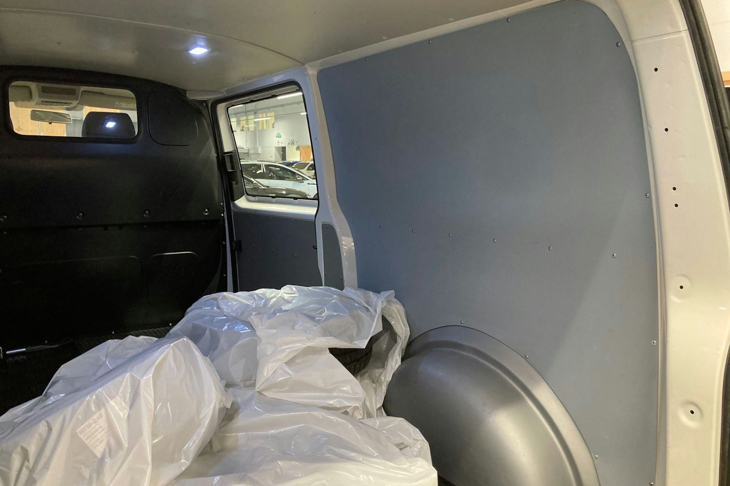 valkoinen Volkswagen Transporter 2017 kuva 15.