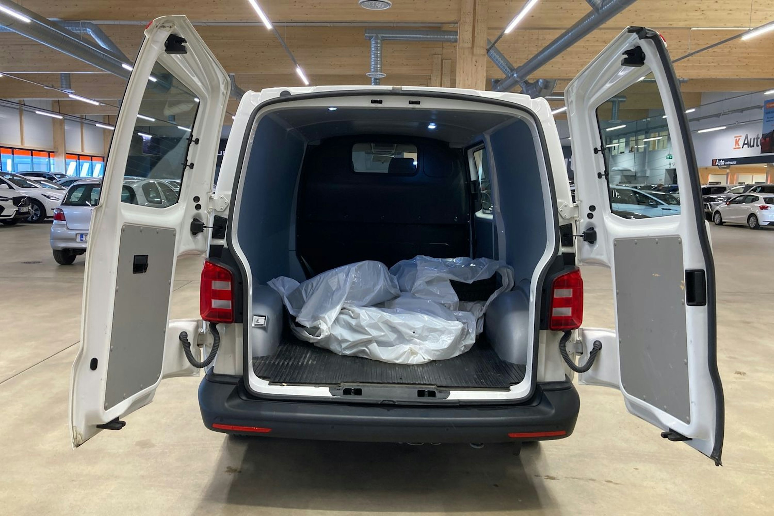 valkoinen Volkswagen Transporter 2017 kuva 17.