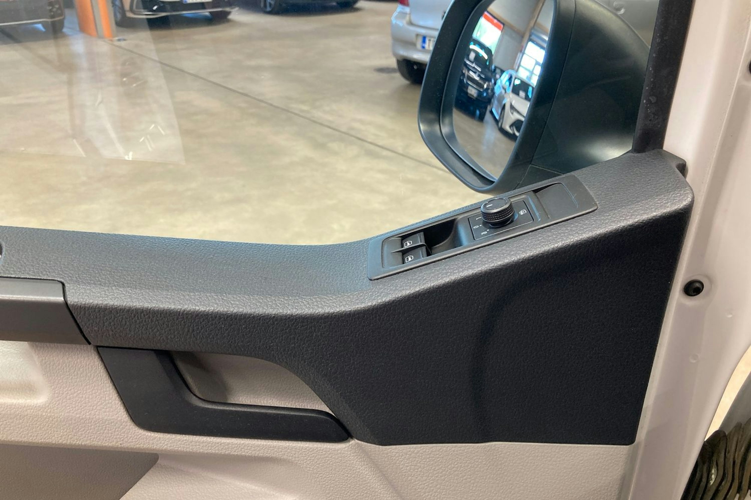valkoinen Volkswagen Transporter 2017 kuva 19.