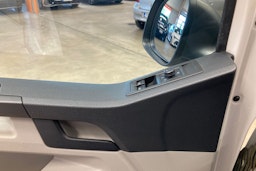 valkoinen Volkswagen Transporter 2017 kuva 19.