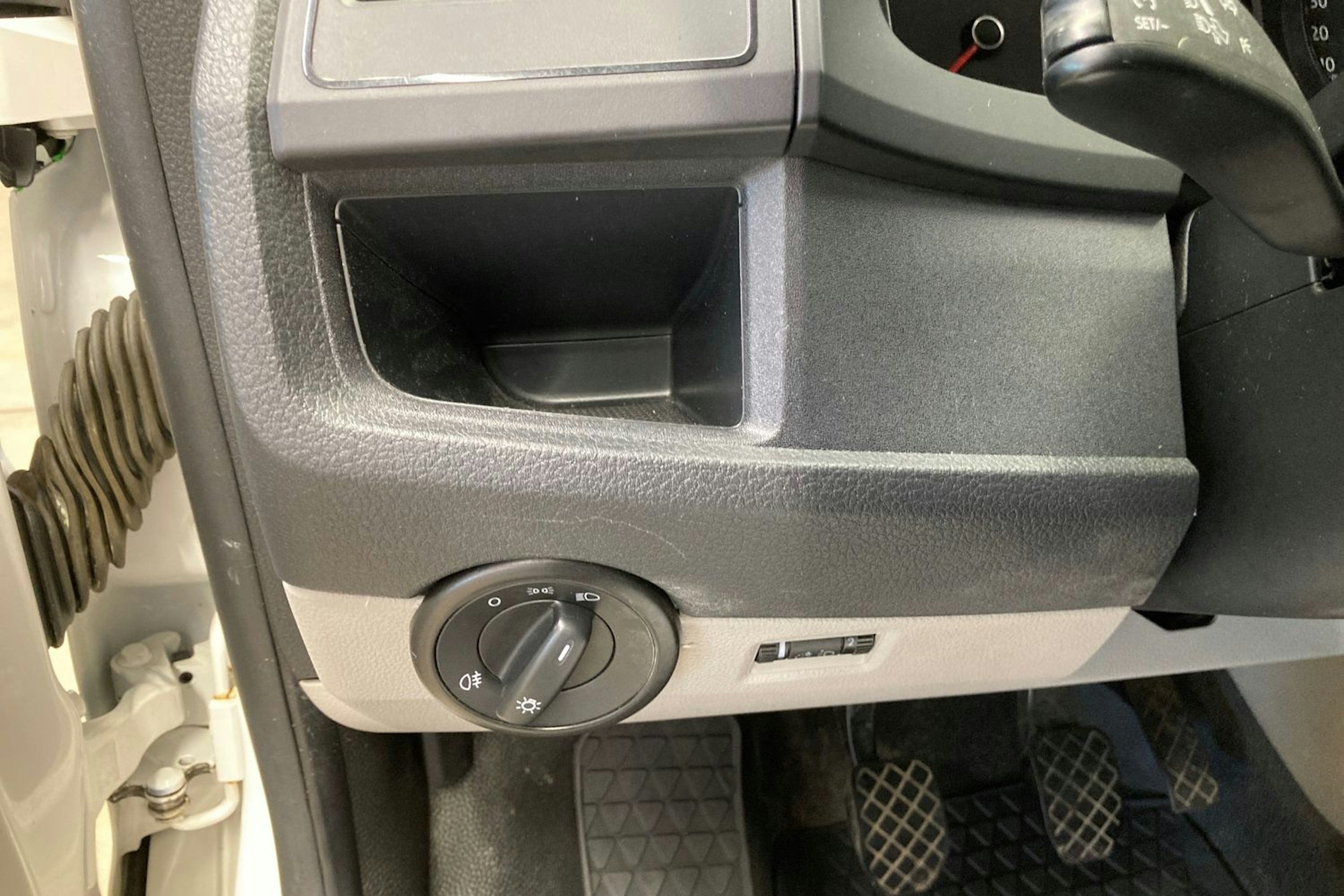 valkoinen Volkswagen Transporter 2017 kuva 20.