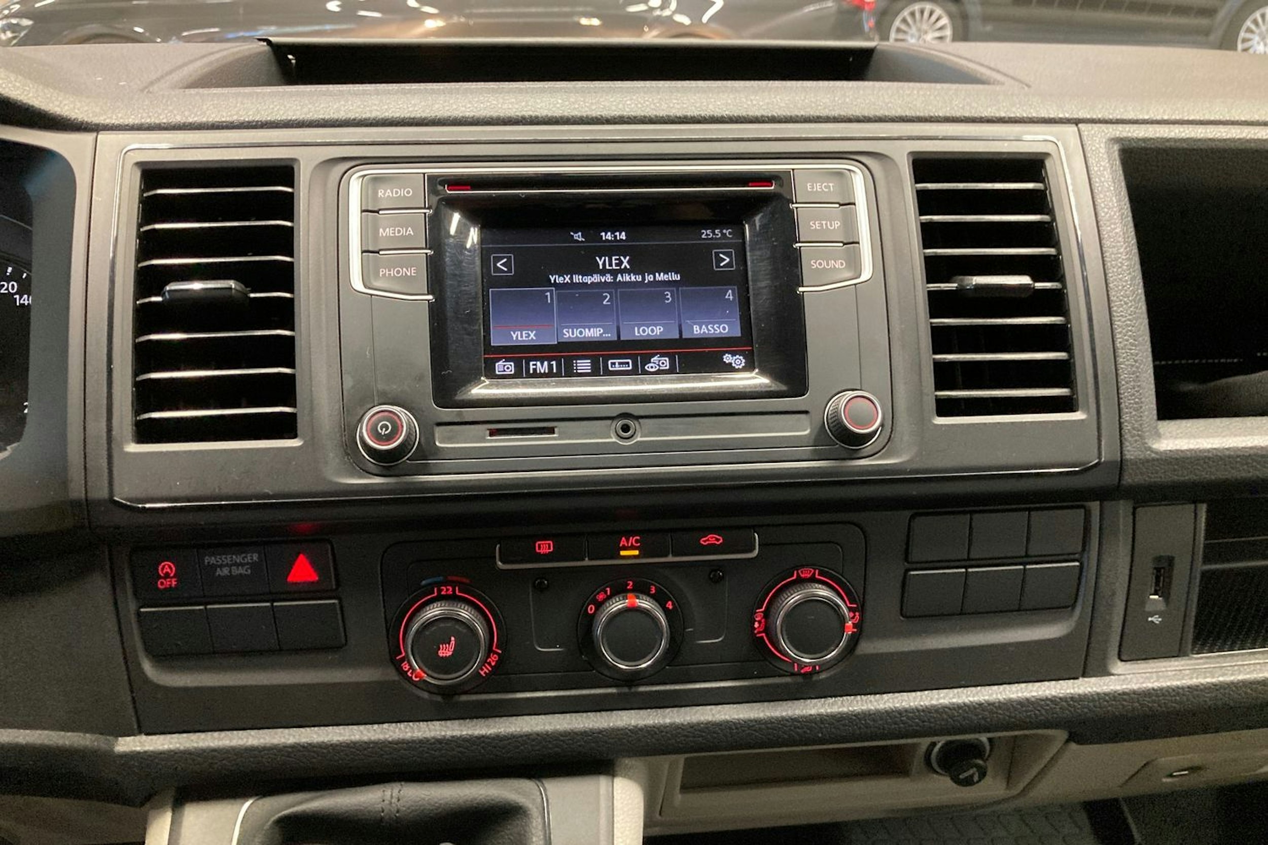valkoinen Volkswagen Transporter 2017 kuva 22.