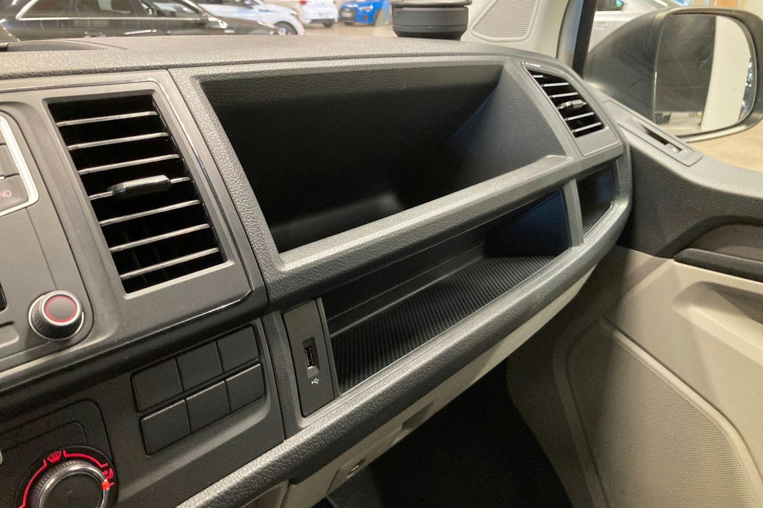 valkoinen Volkswagen Transporter 2017 kuva 26.