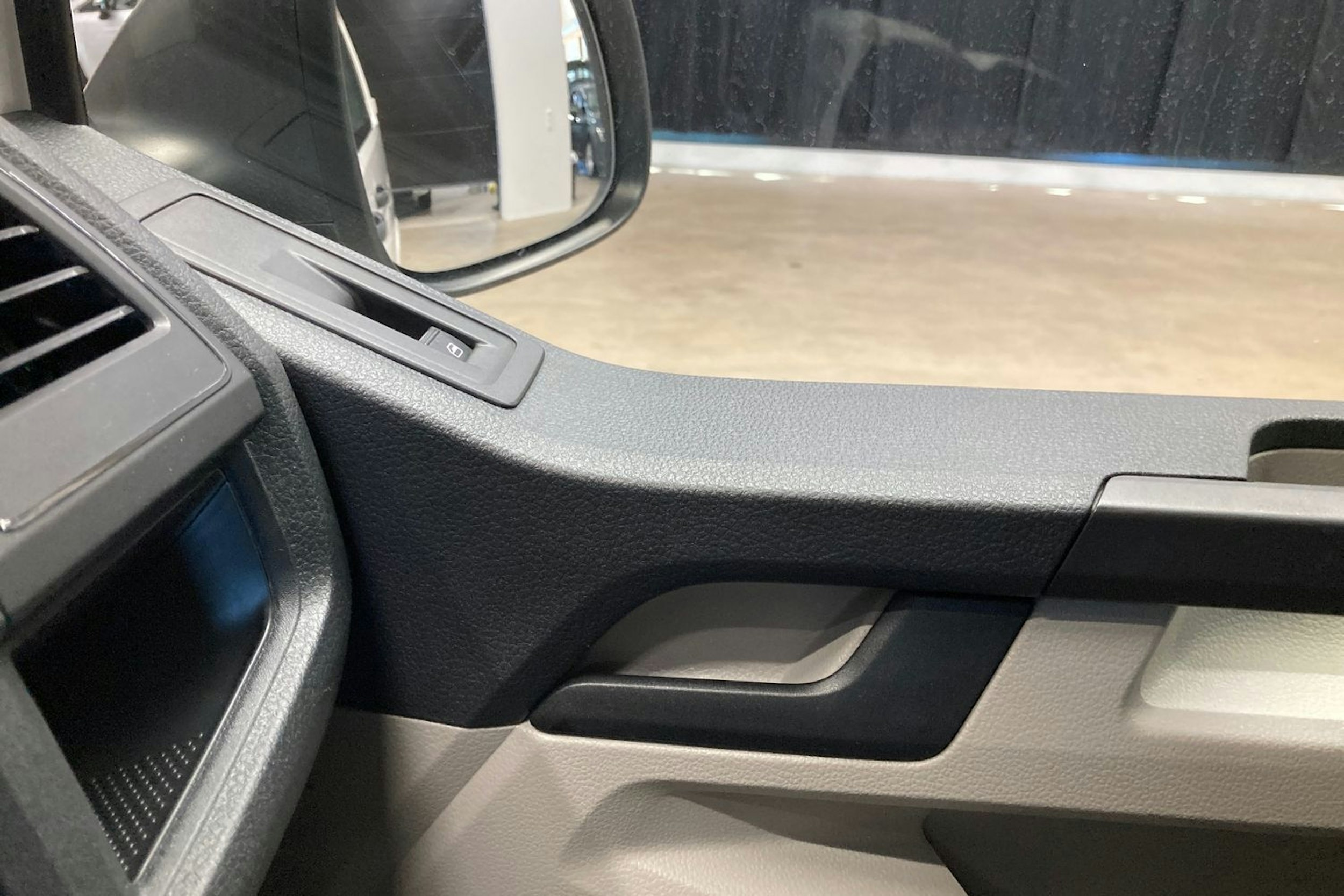 valkoinen Volkswagen Transporter 2017 kuva 27.