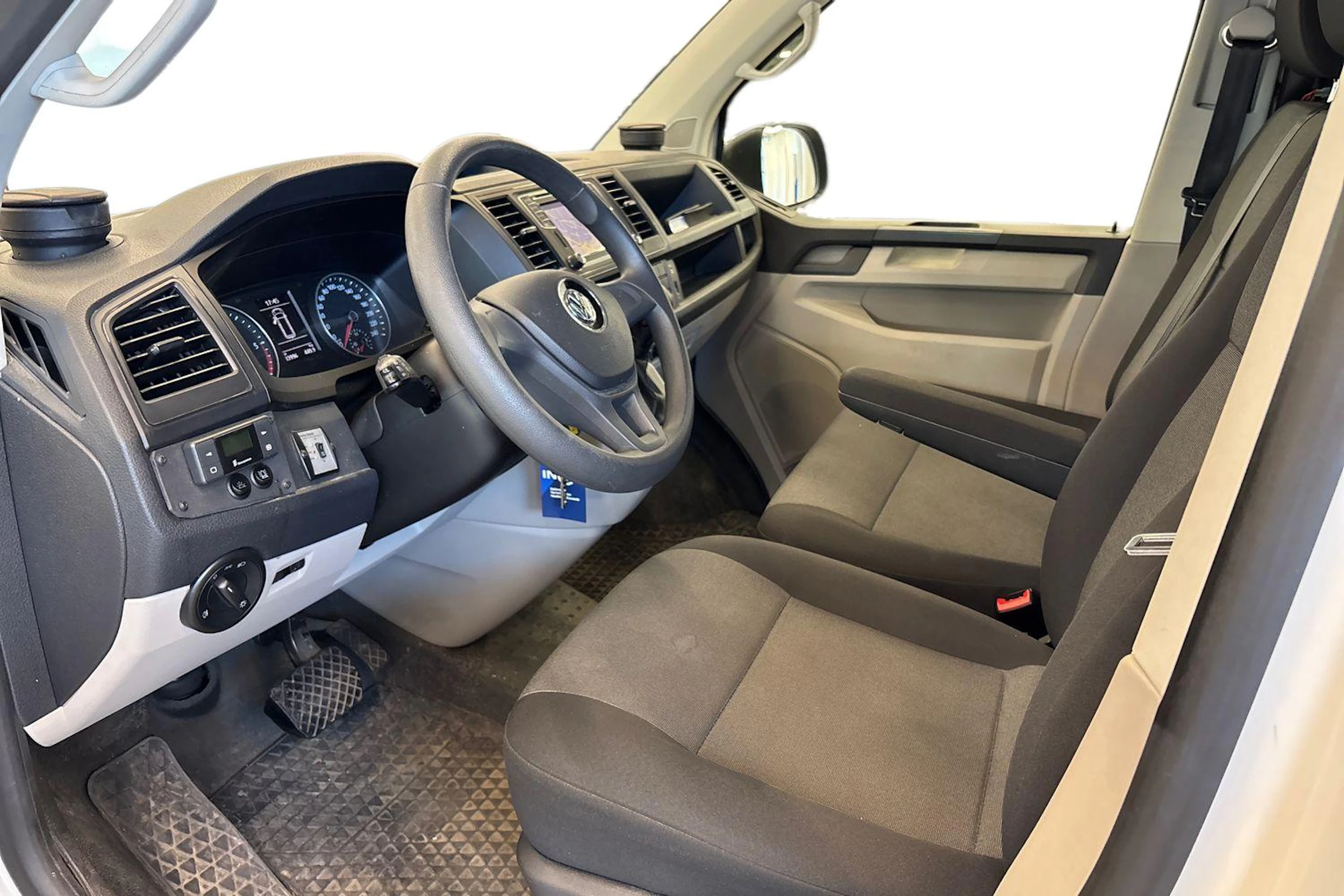 valkoinen Volkswagen Transporter 2017 kuva 3.