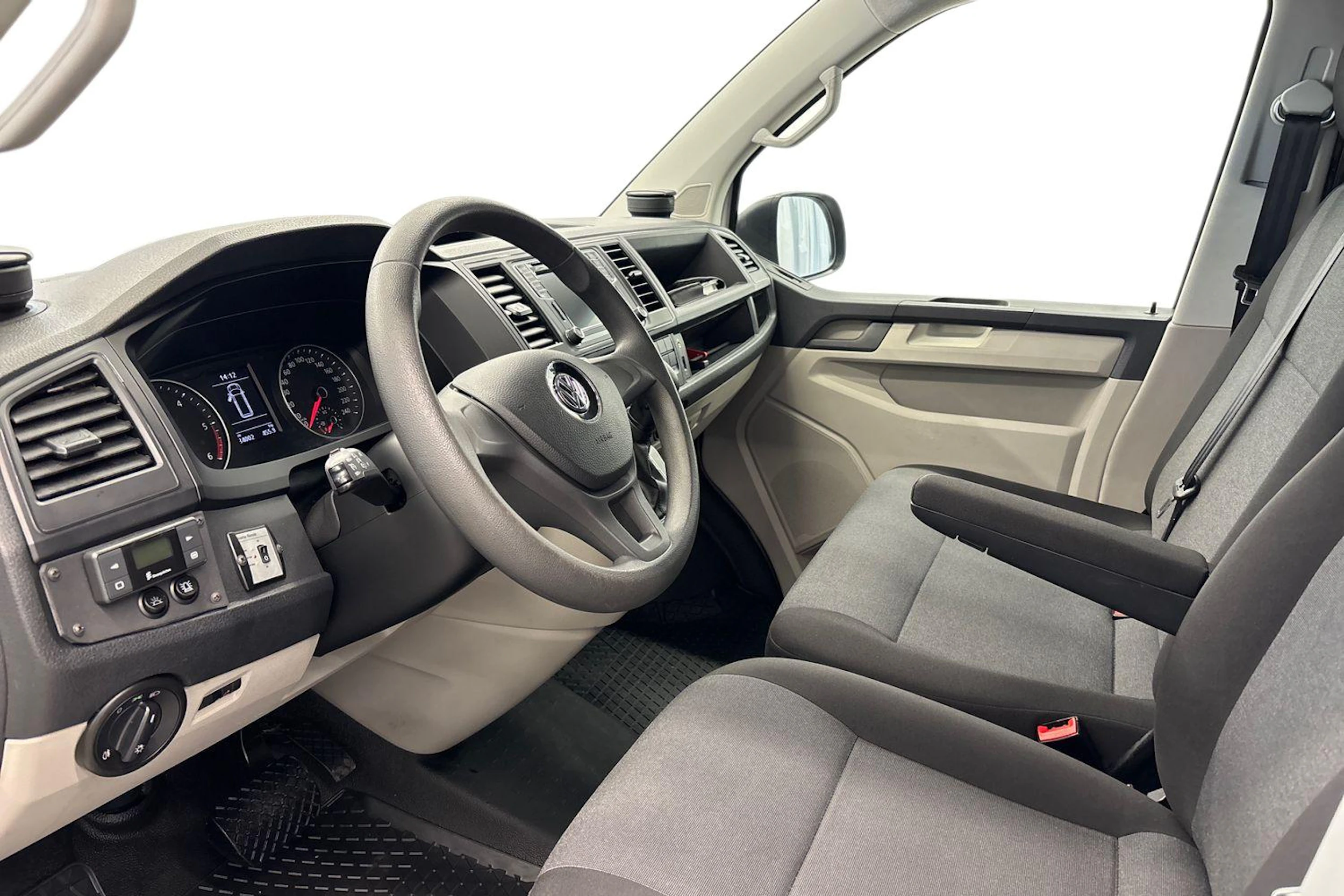 valkoinen Volkswagen Transporter 2017 kuva 6.