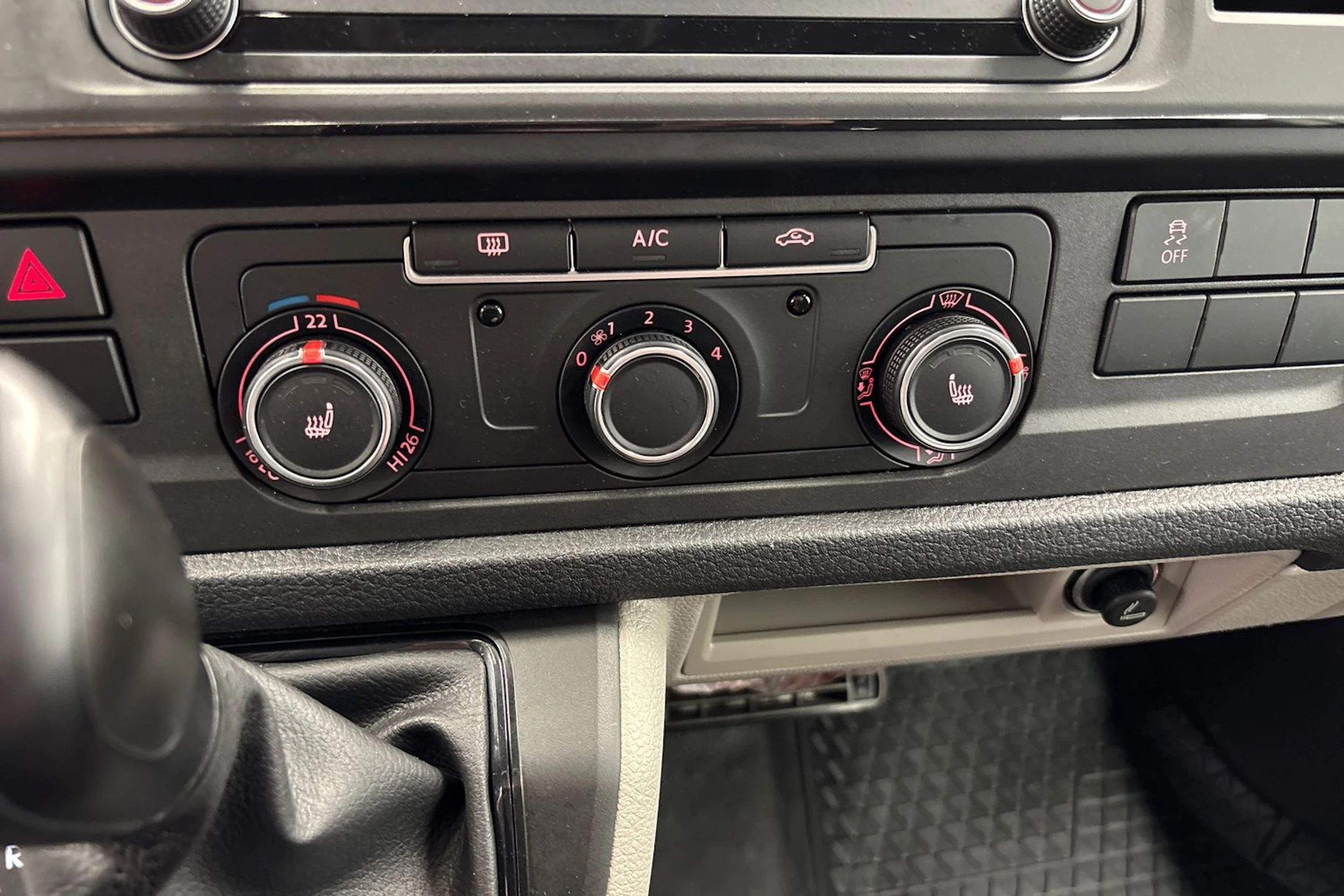 valkoinen Volkswagen Transporter 2017 kuva 16.