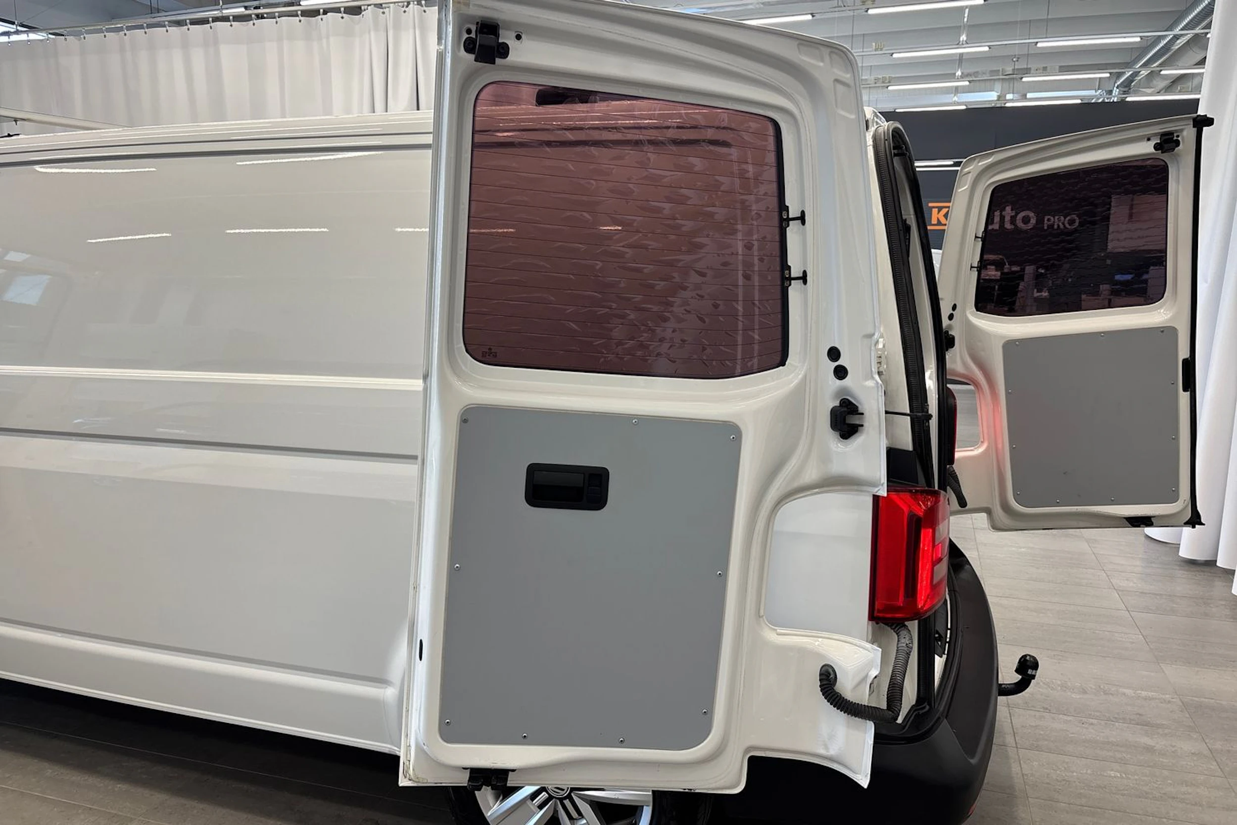 valkoinen Volkswagen Transporter 2017 kuva 21.