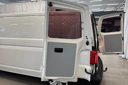 valkoinen Volkswagen Transporter 2017 kuva 21.