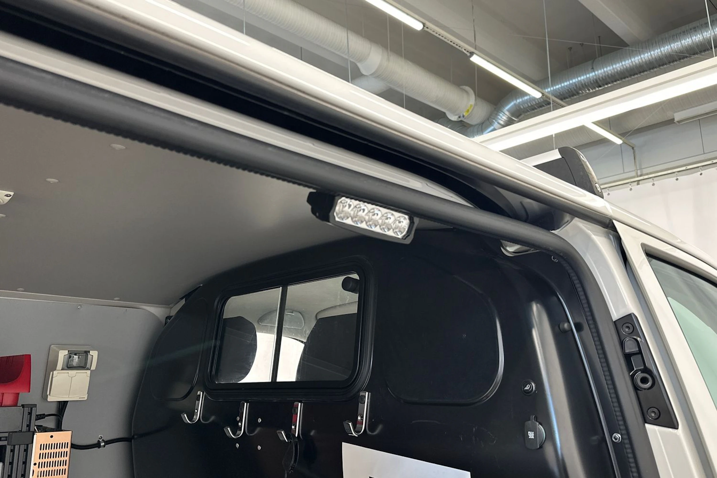 valkoinen Volkswagen Transporter 2017 kuva 27.