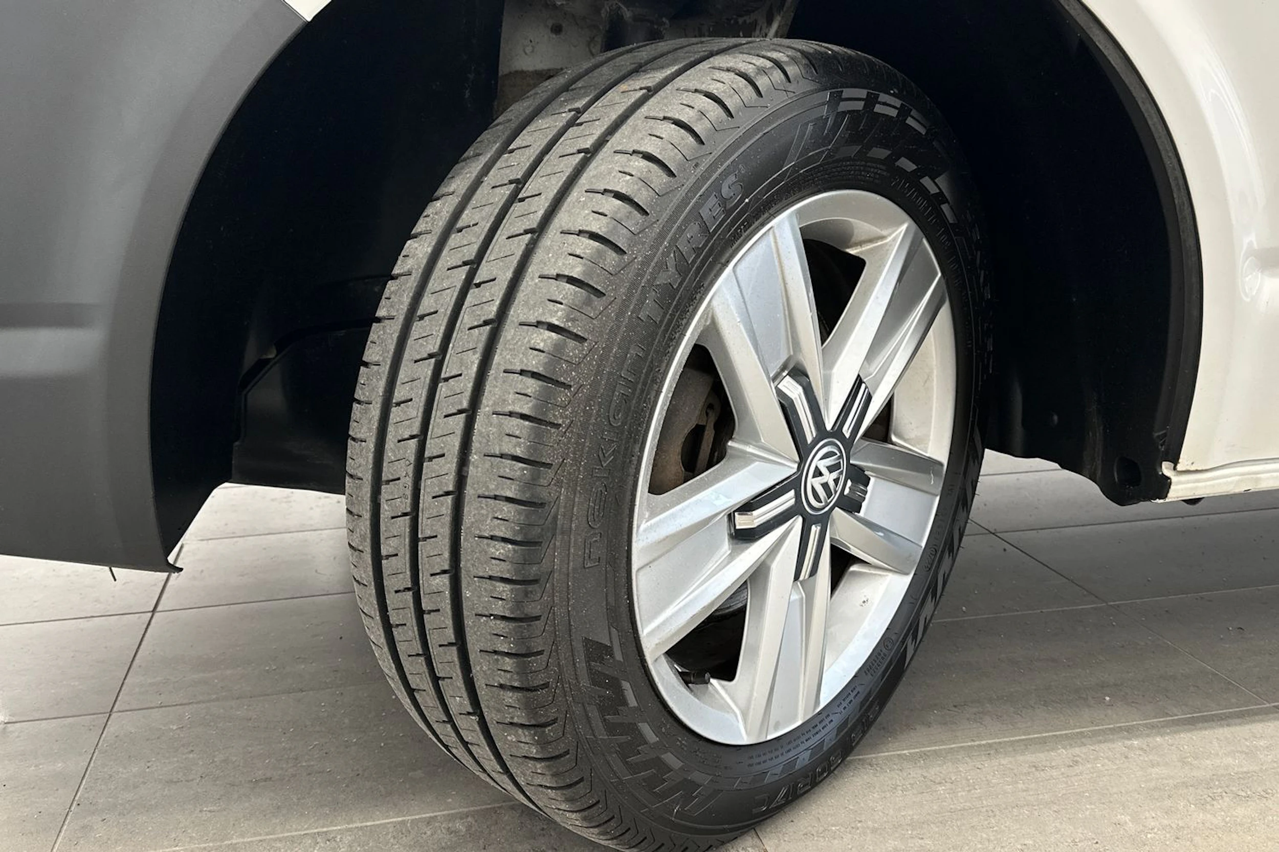 valkoinen Volkswagen Transporter 2017 kuva 29.