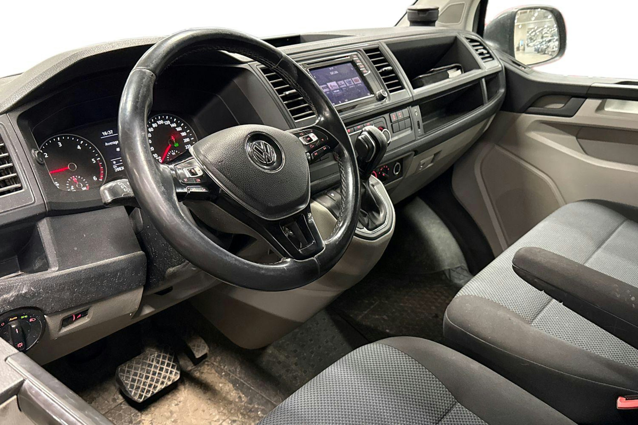 met. harmaa Volkswagen Transporter 2017 kuva 3.