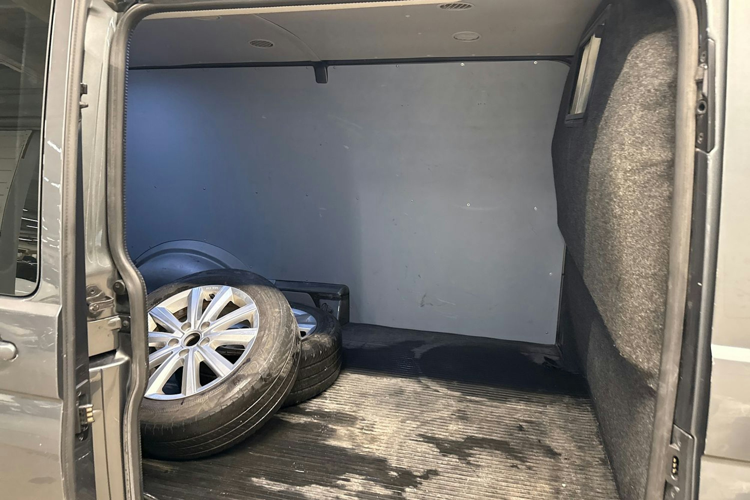 met. harmaa Volkswagen Transporter 2017 kuva 13.