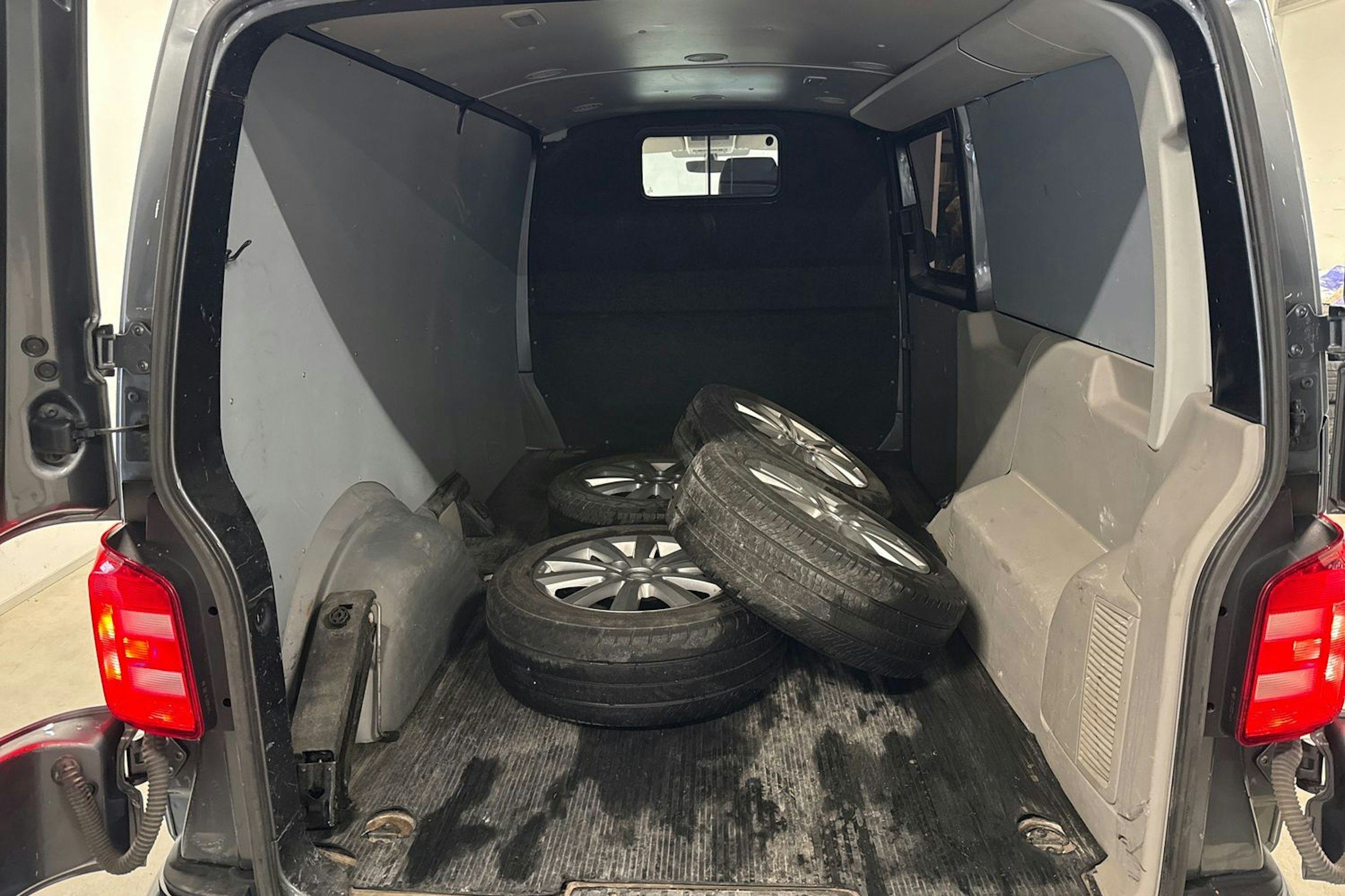 met. harmaa Volkswagen Transporter 2017 kuva 15.