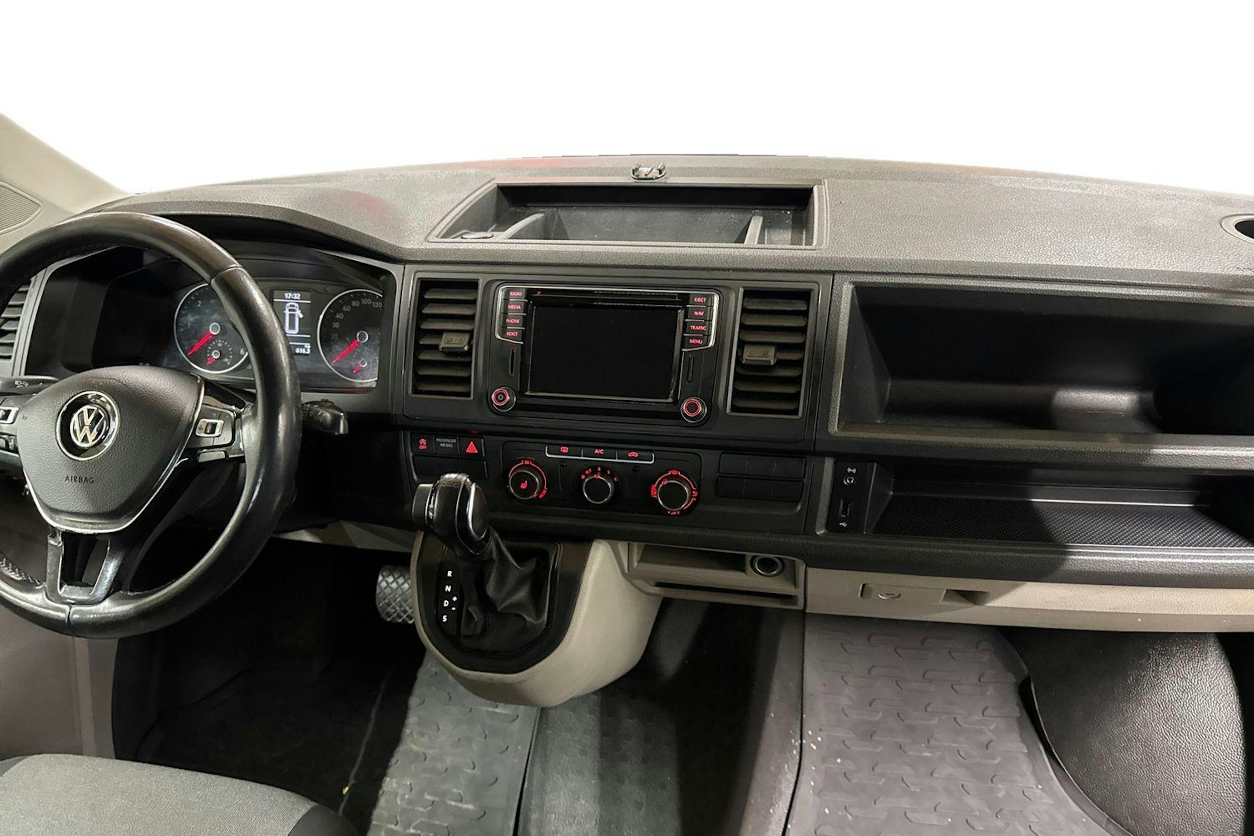 ruskea (beige) Volkswagen Transporter 2017 kuva 9.