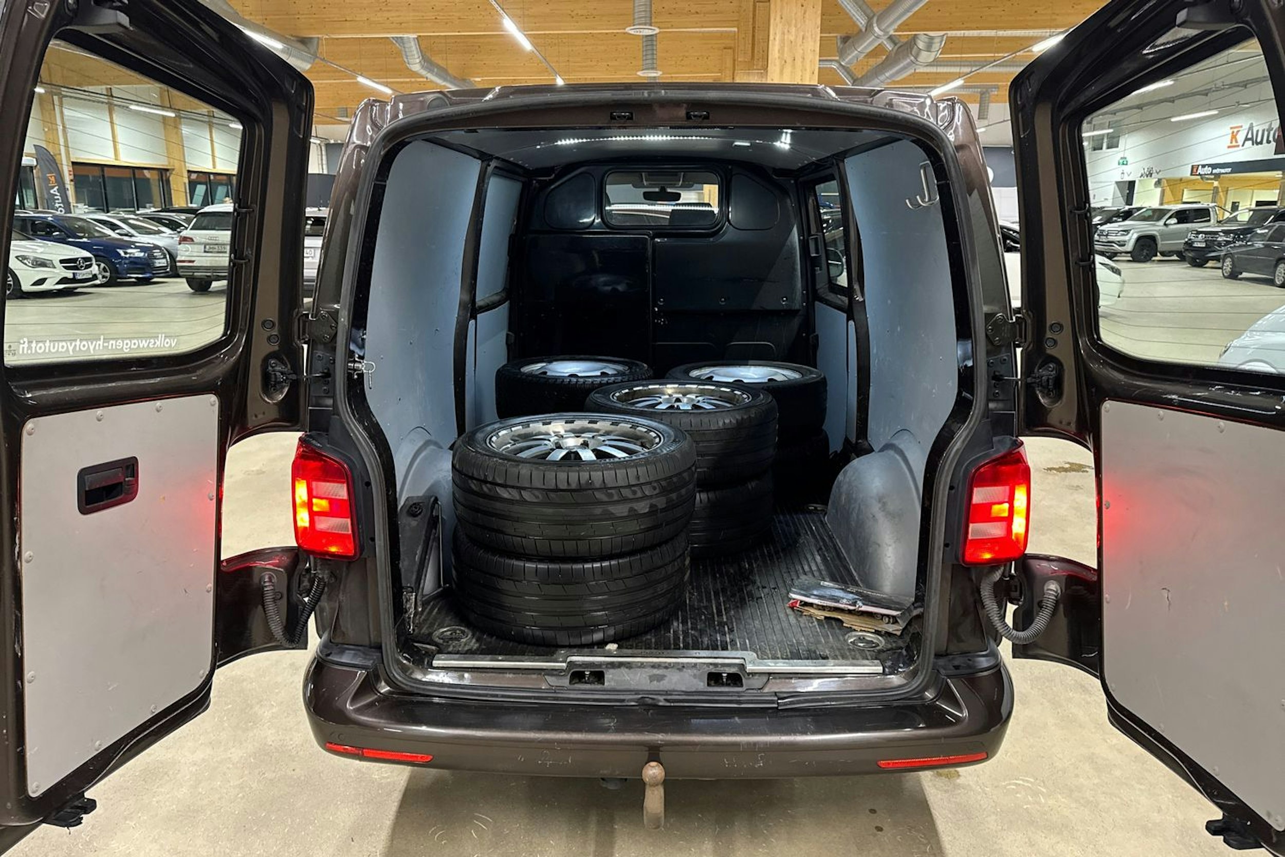 ruskea (beige) Volkswagen Transporter 2017 kuva 13.