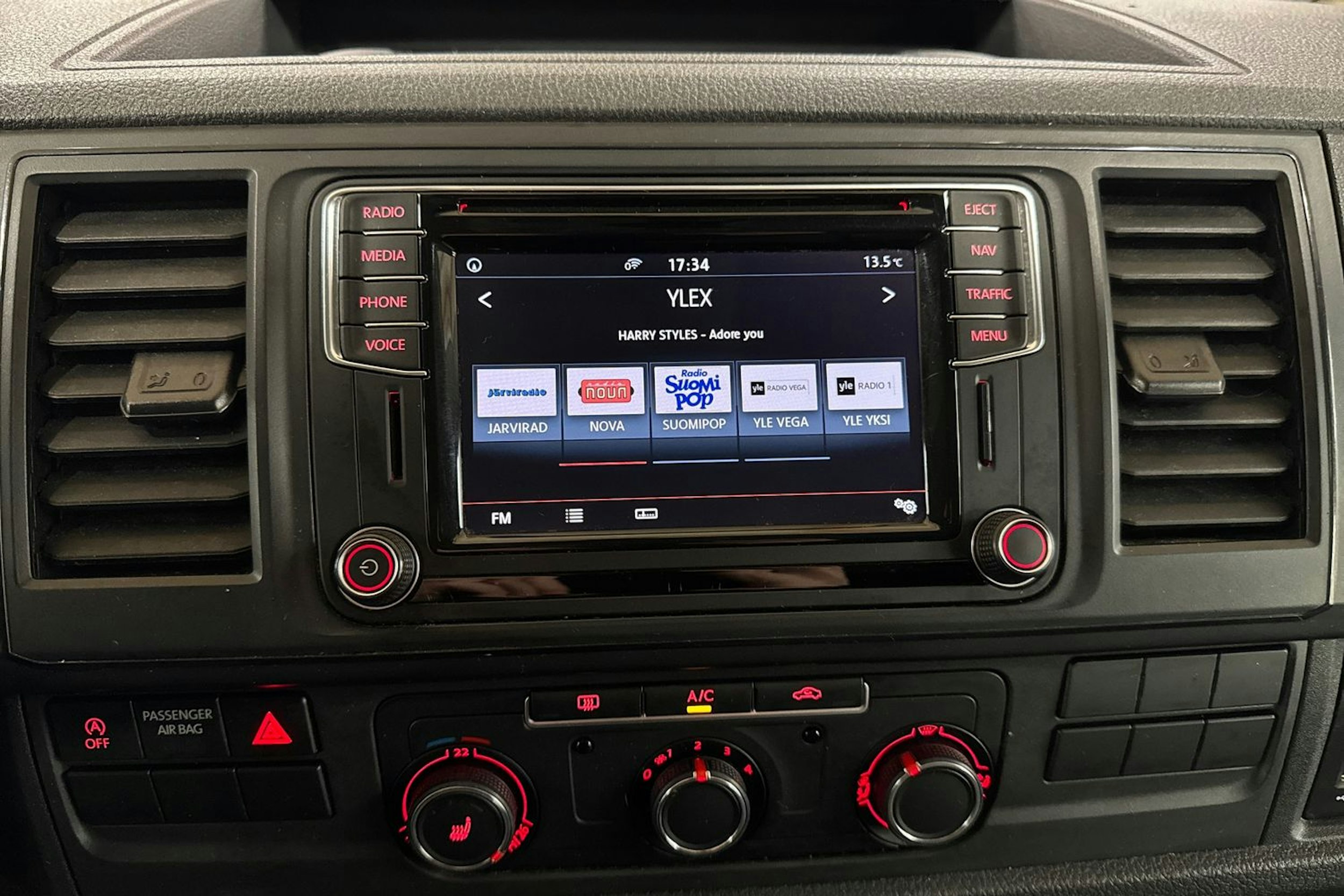 ruskea (beige) Volkswagen Transporter 2017 kuva 23.