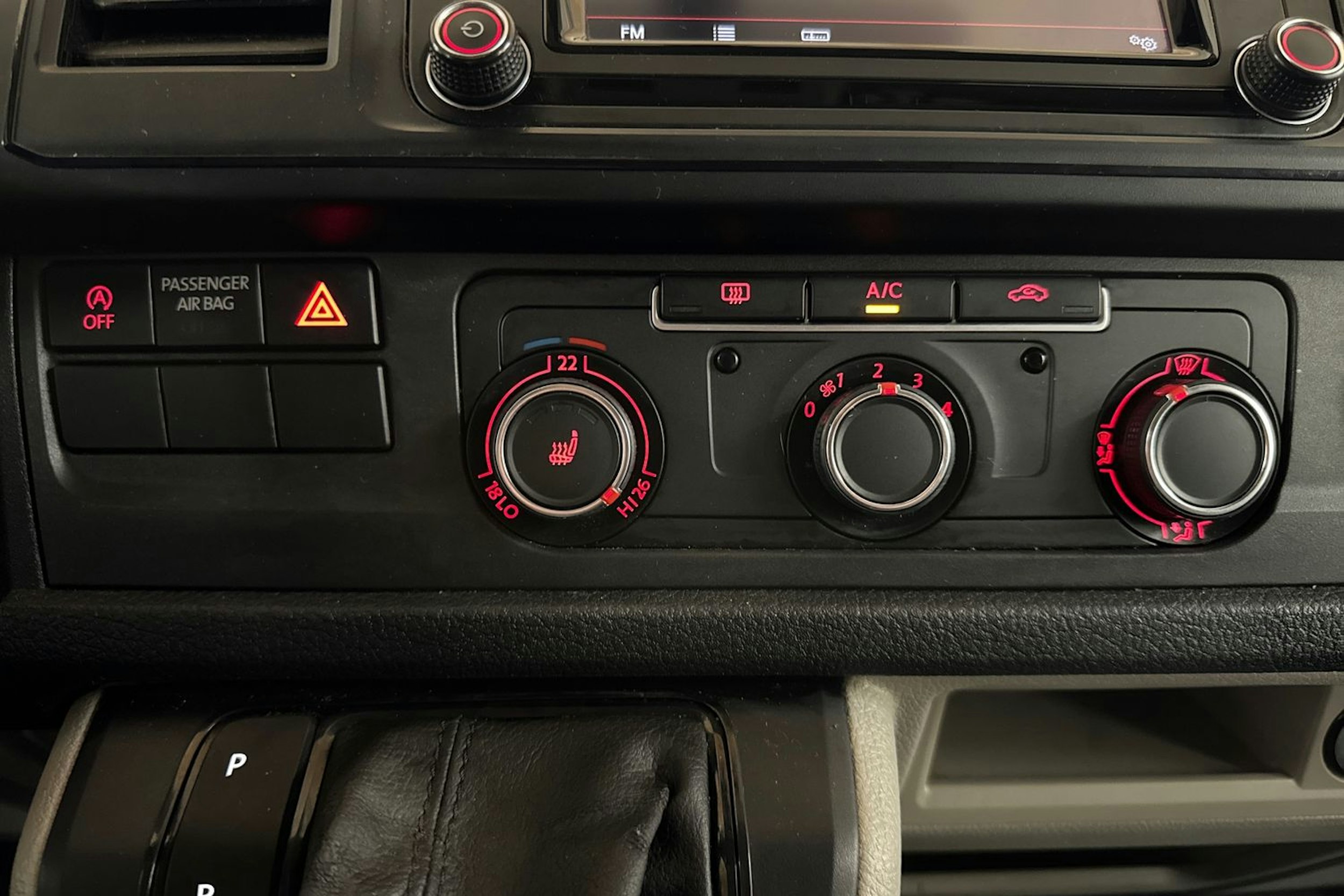 ruskea (beige) Volkswagen Transporter 2017 kuva 26.