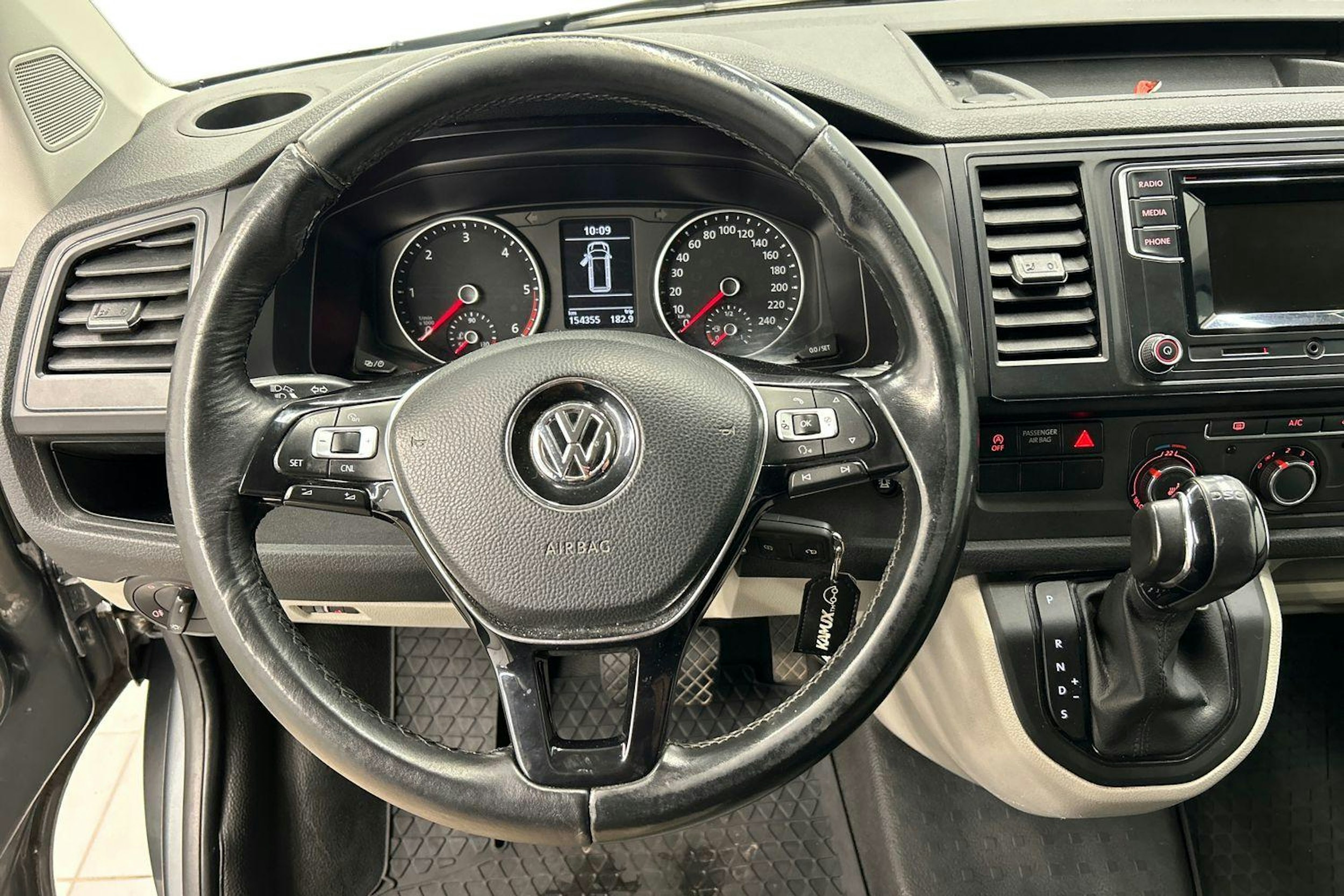 harmaa Volkswagen Transporter 2017 kuva 9.